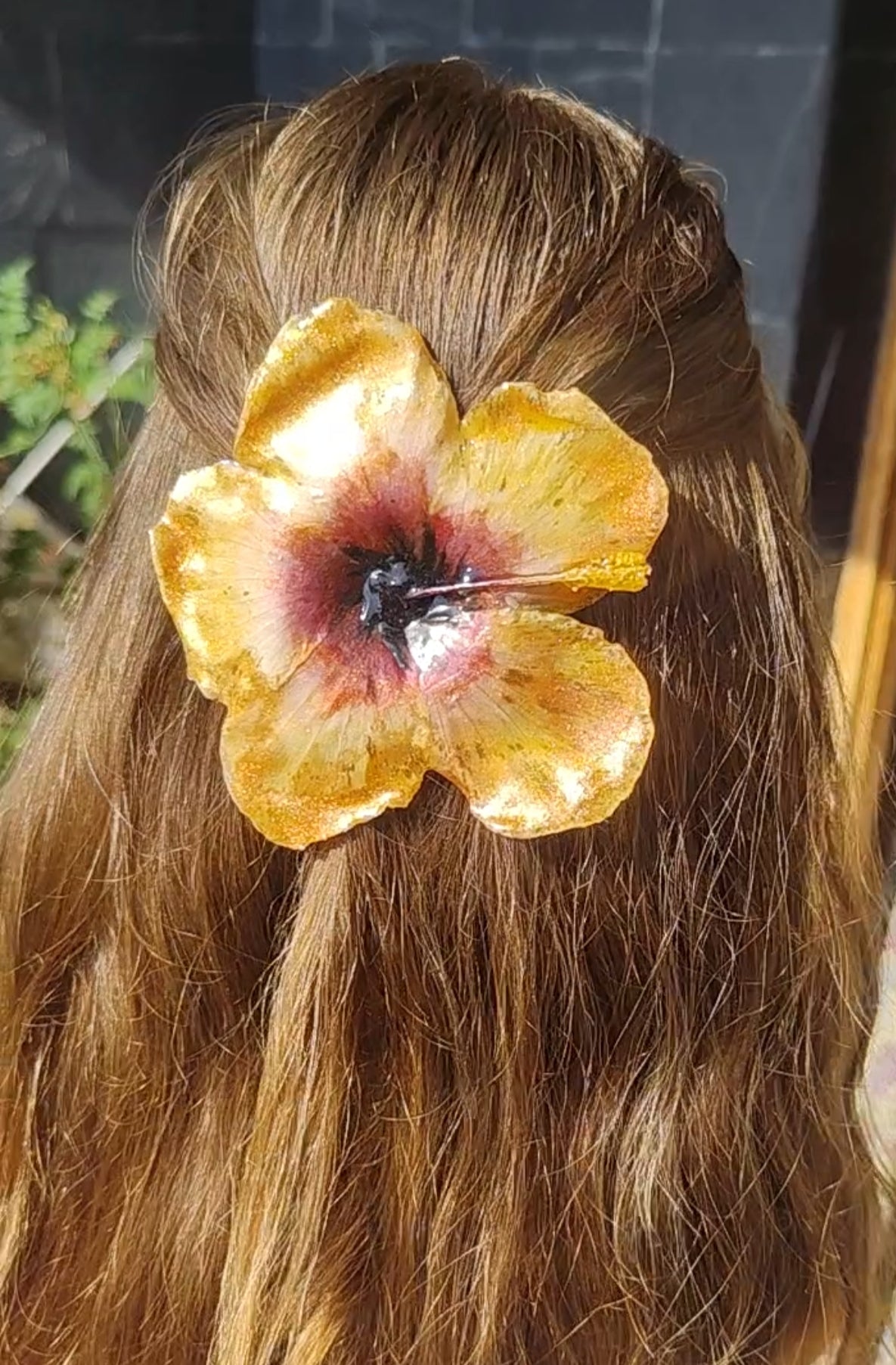 Horquilla de hibisco naranja real hecha a mano, preservada en resina. Accesorio floral boho para cabello, ideal para bodas, verano y estilo fairycore.