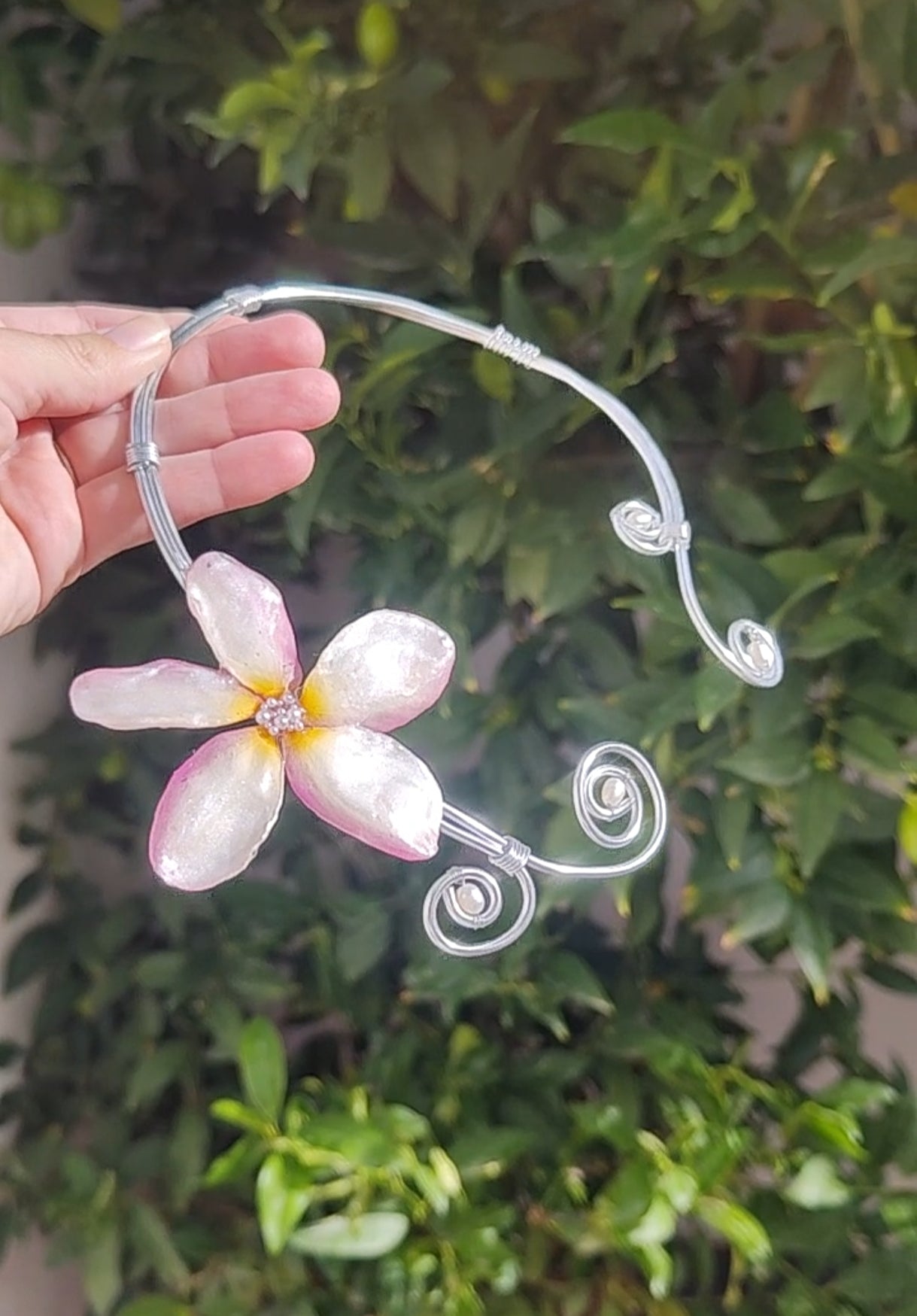 Collar Artesanal de Alambrismo con Perlas Naturales de Río y Flor de Plumeria Real Resinada