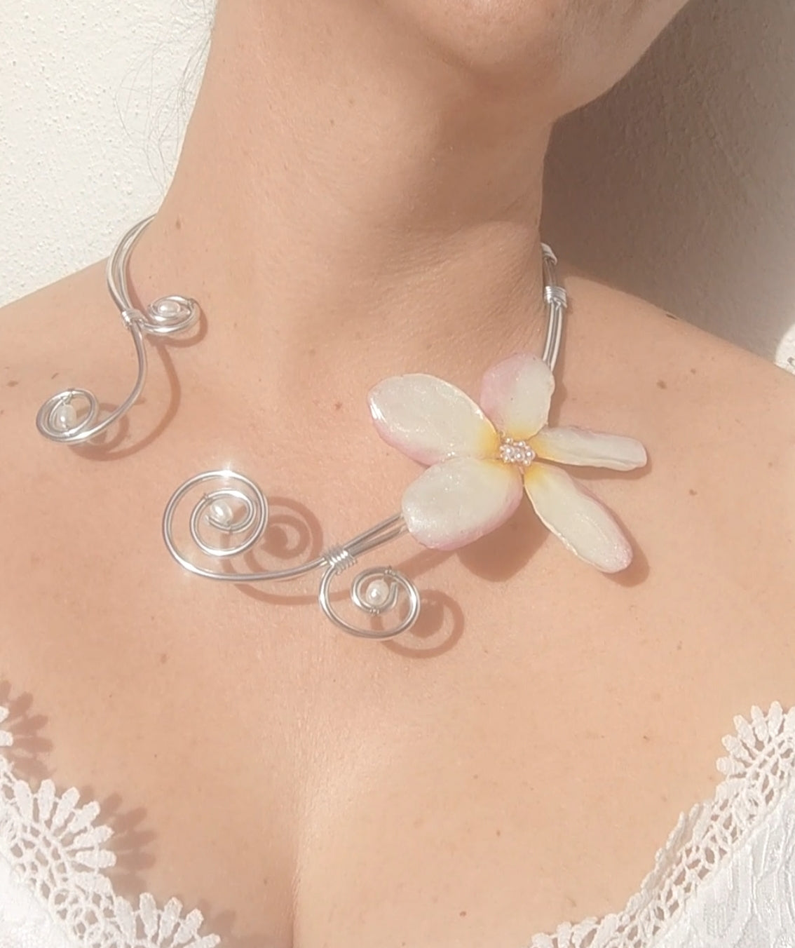 Collar Artesanal de Alambrismo con Perlas Naturales de Río y Flor de Plumeria Real Resinada