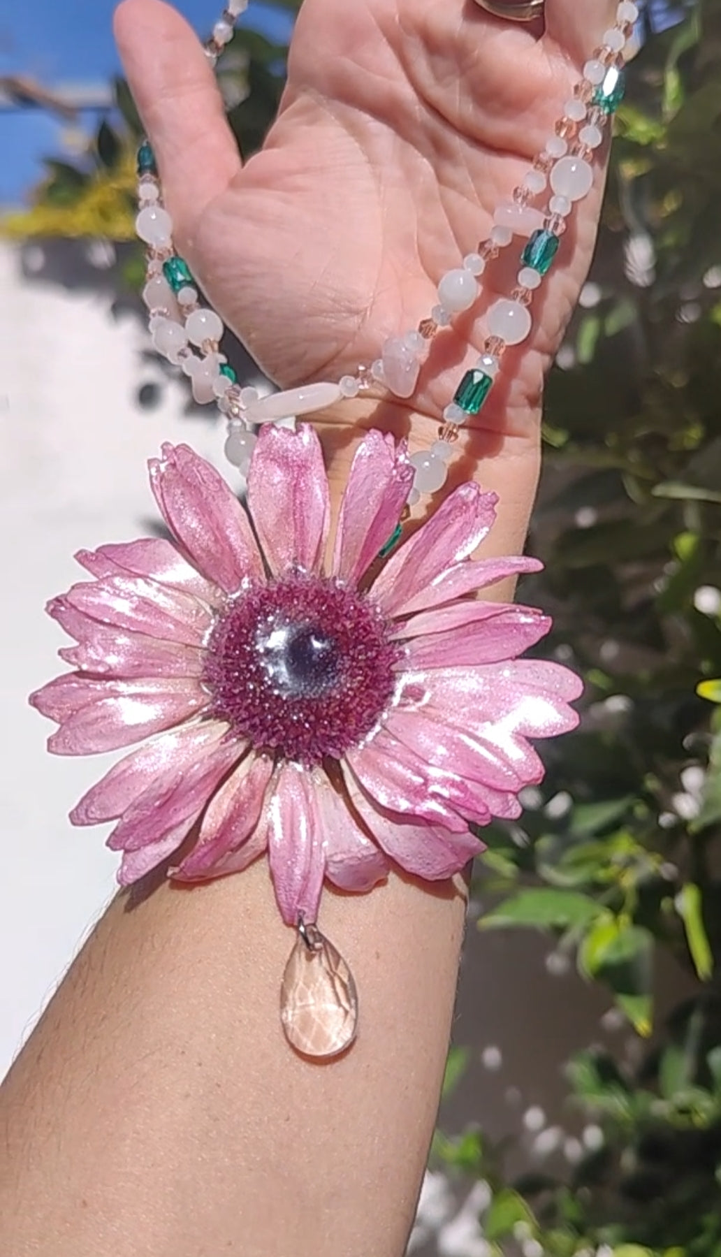 Collar Doble 2 en 1 con Flor Real de Gerbera Rosa Resinada, Cuarzo Rosa y Cristal Facetado. Collar Natural Desmontable con Alfiler. Joyería Hecha a Mano
