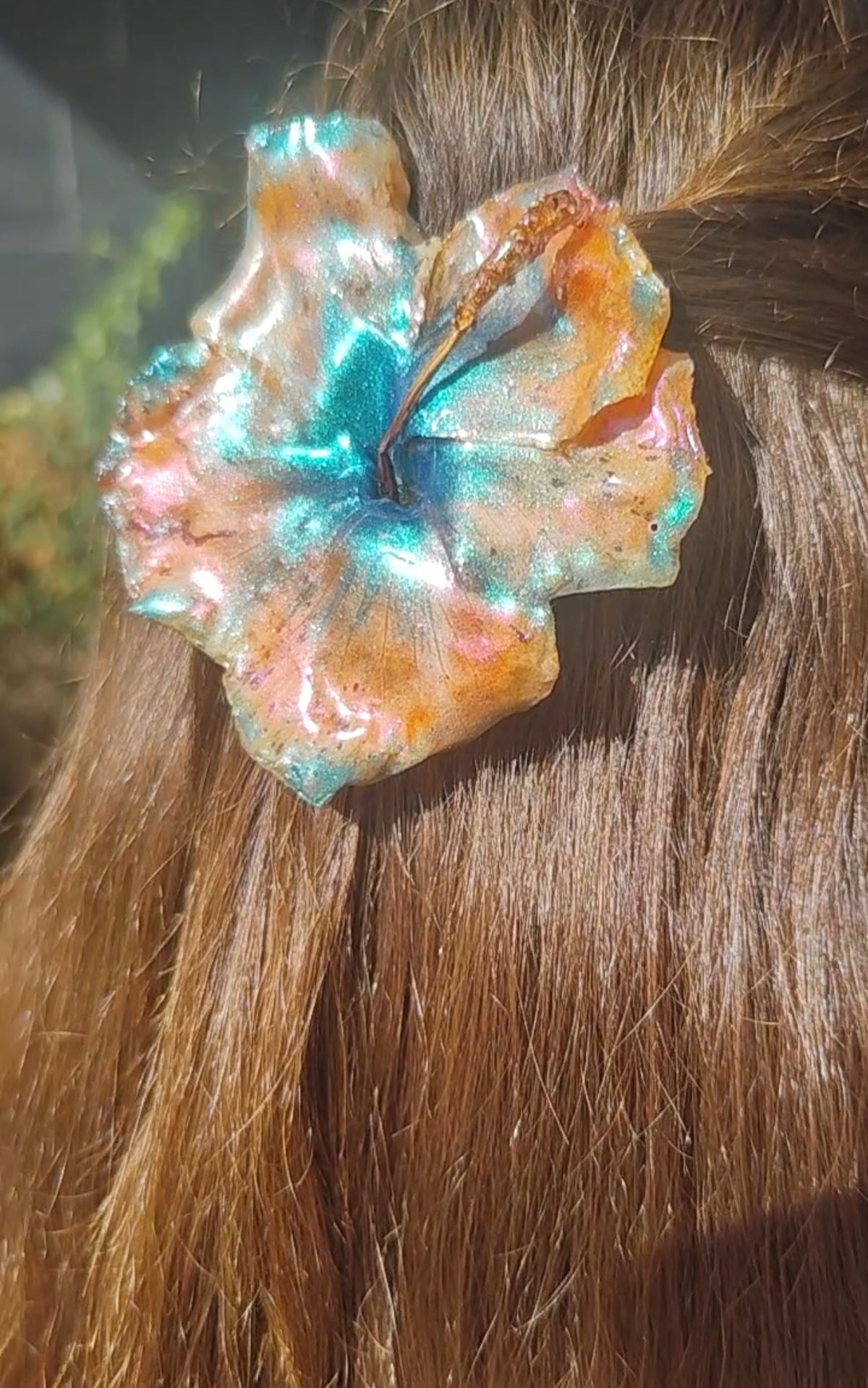 Clip de pelo con flor real, hibisco naranja y verde, pasador artesanal de resina, accesorio floral para el cabello, regalo original