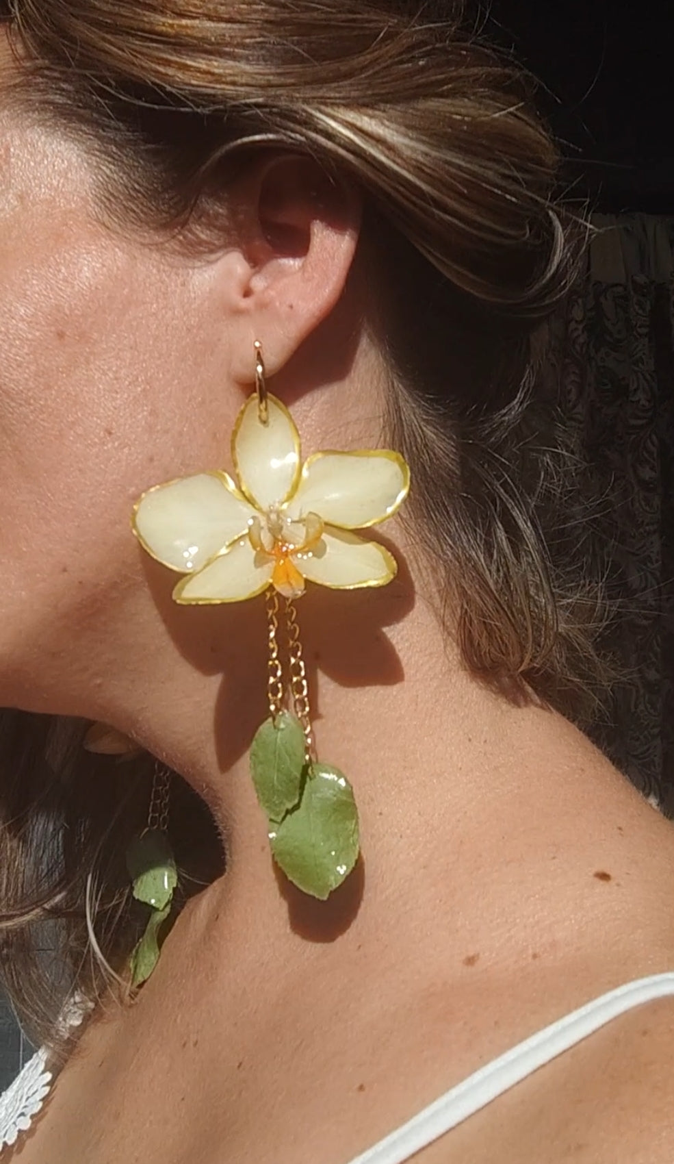 Pendientes artesanos con orquídeas amarillas y hojas auténticas resinadas. Joyería botanica para ella. Regalo original