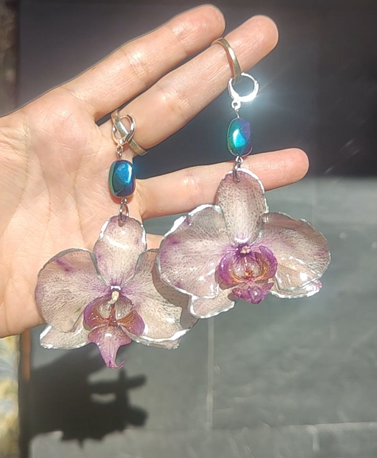 Pendientes de orquídeas auténticas • En acero inoxidable. Joyería floral hecha a mano • Aros con diseño botánico con cristal camaleón• Pendientes naturales • Regalo floral excepcional • Joyería cottagecore