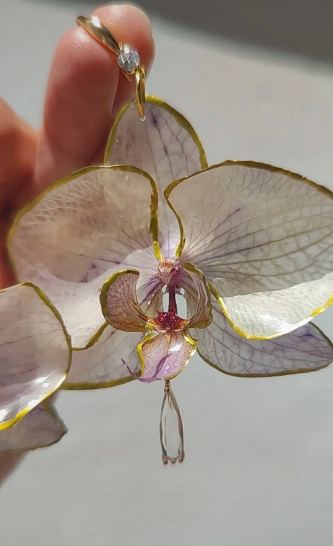 Pendientes de orquídeas auténticas • Baño en oro 18 k. Joyería floral hecha a mano • Aros con diseño botánico • Pendientes naturales • Regalo floral excepcional • Joyería cottagecore