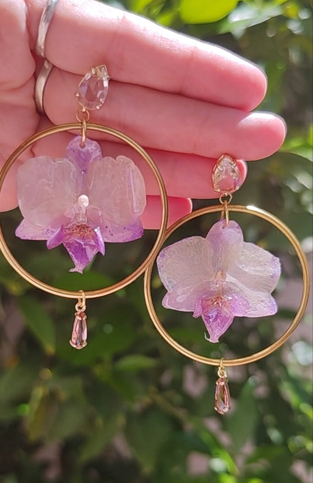 Pendientes Orquídea Lila Hechos a Mano | Aros Dorados y Enganches Bañados en Oro 18K | Pendientes Florales Elegantes