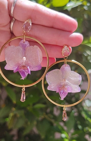 Pendientes Orquídea Lila Hechos a Mano | Aros Dorados y Enganches Bañados en Oro 18K | Pendientes Florales Elegantes