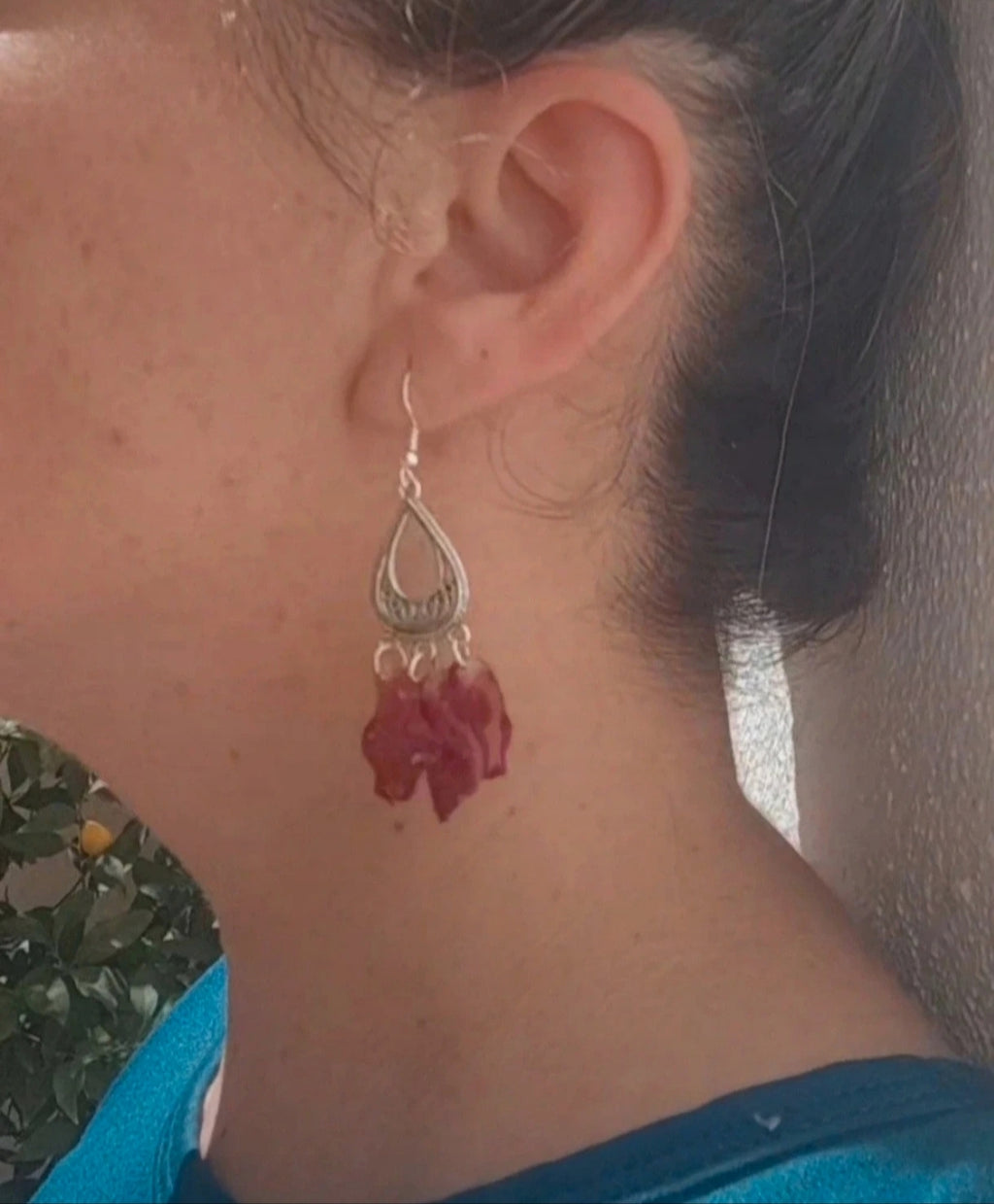 Pendientes de pétalos de rosa real resinada