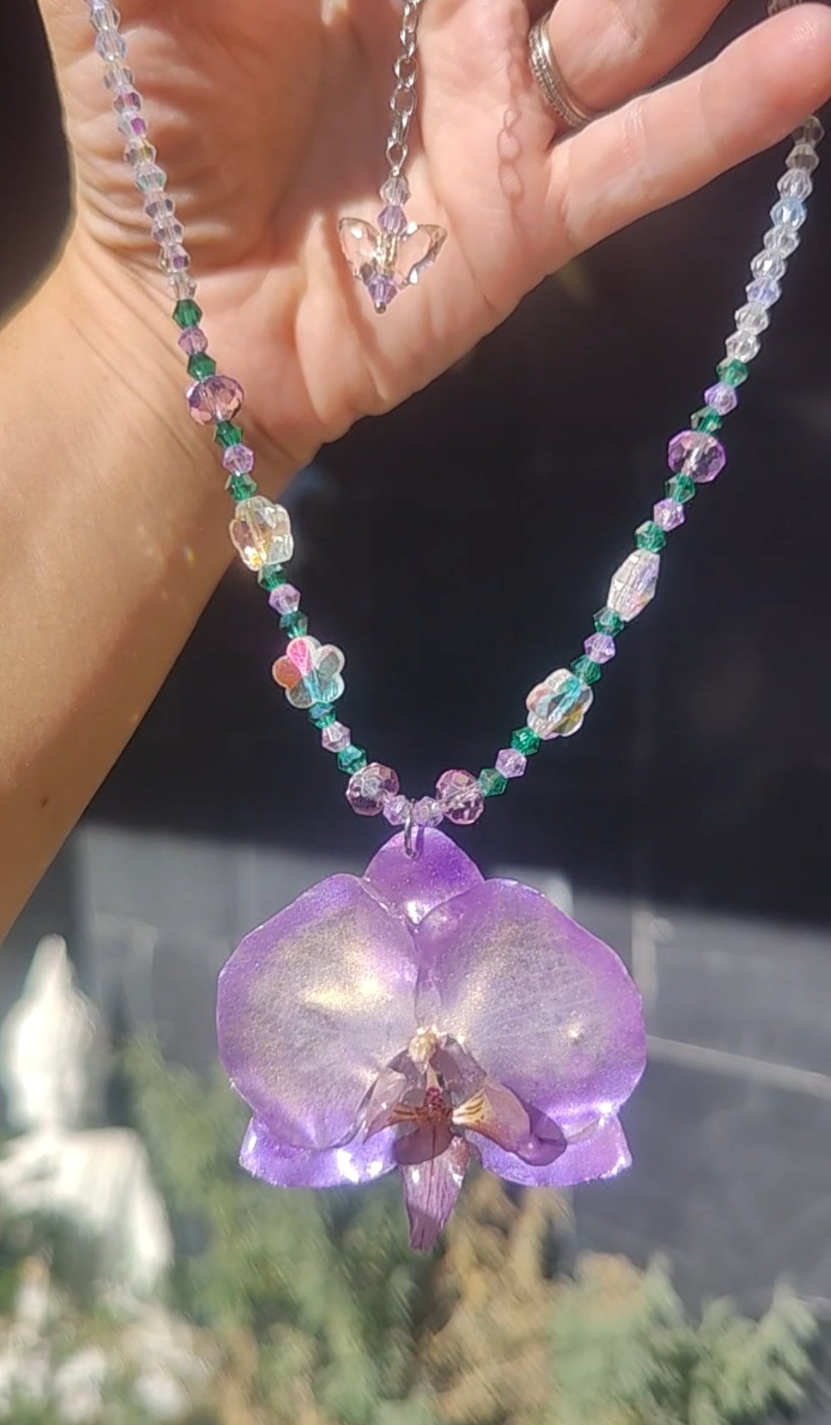 Collar de orquídea auténtica hecho a mano, lila y blanco con cadena de cristal facetado