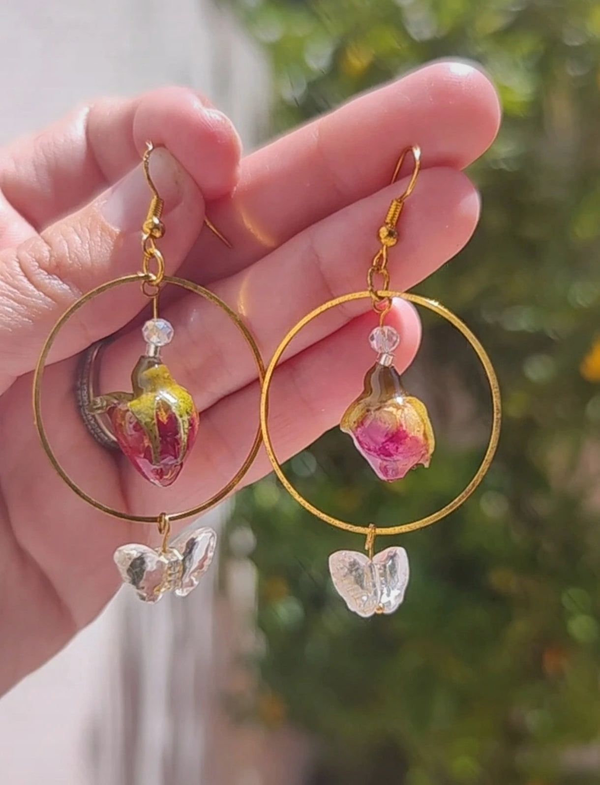 Pendientes hechos a mano con rosas reales resinadas. Regalo para ella. Pendientes con rosas