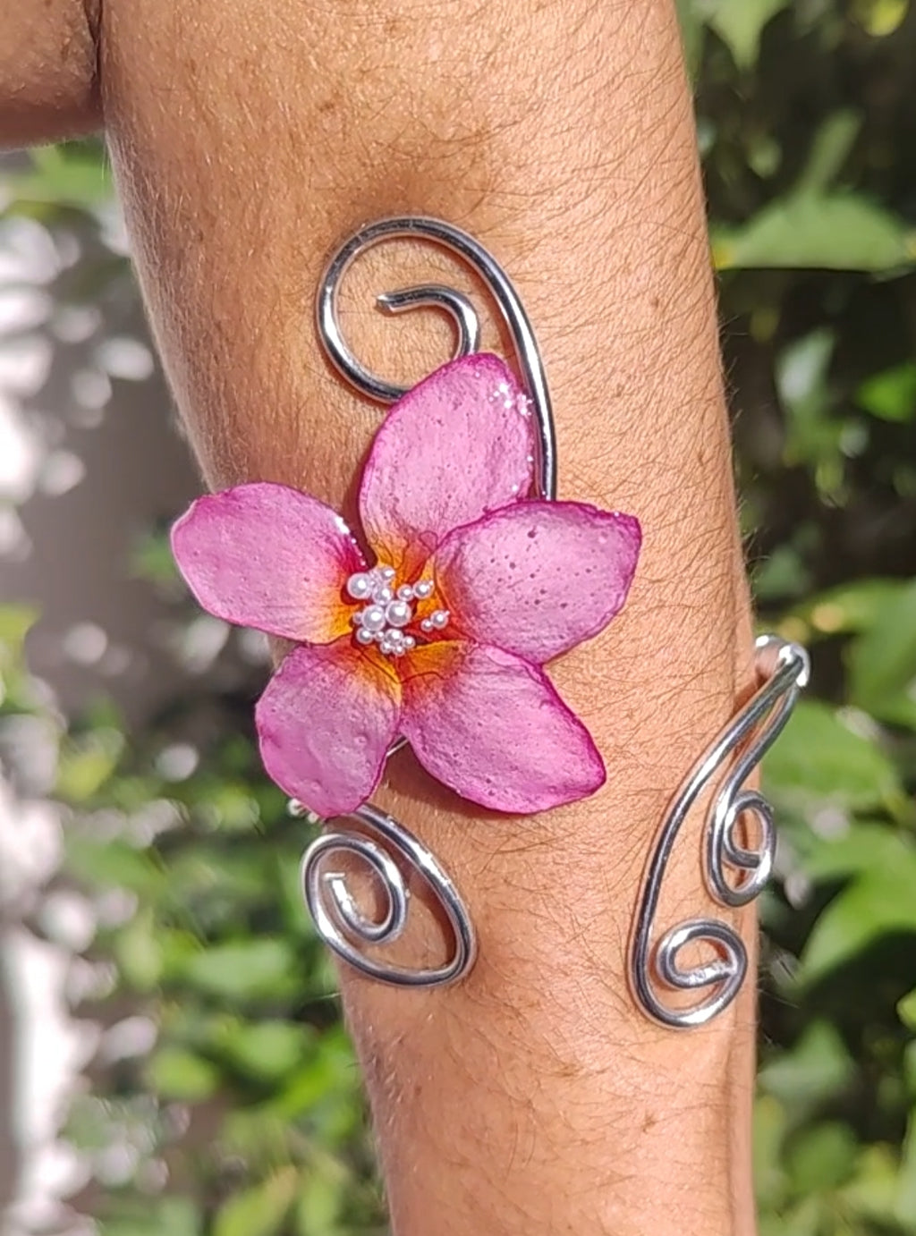 Pulsera Artesanal de Alambre con Flor Real de Plumeria en Resina y Perlitas · Joyería Hecha a Mano · Regalo Boho Único