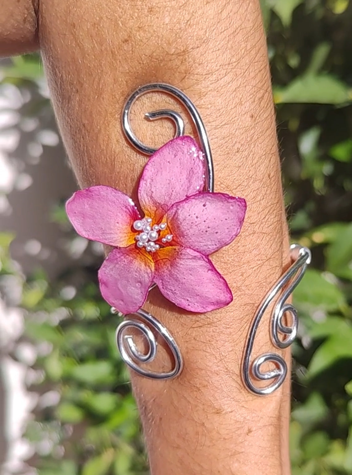 Pulsera Artesanal de Alambre con Flor Real de Plumeria en Resina y Perlitas · Joyería Hecha a Mano · Regalo Boho Único