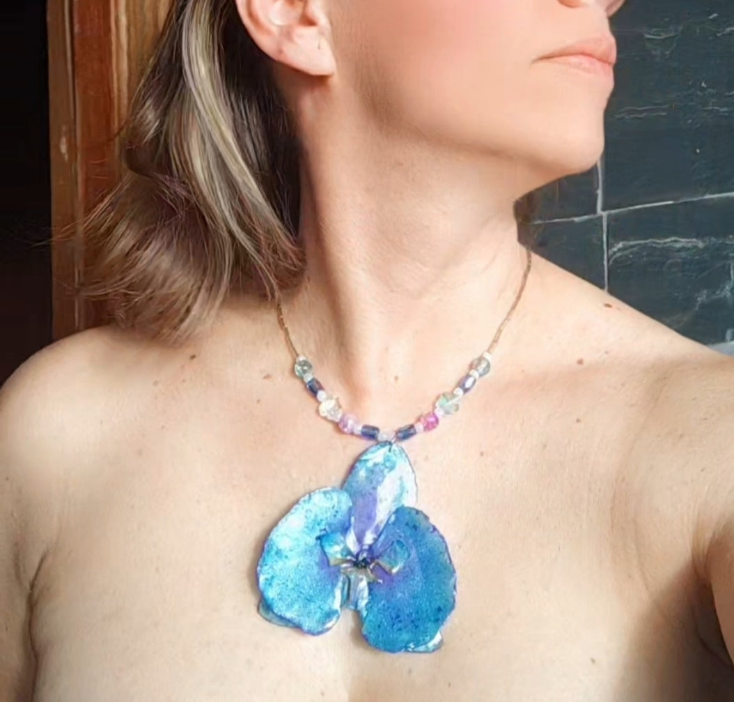 Collar de orquídea real resinada