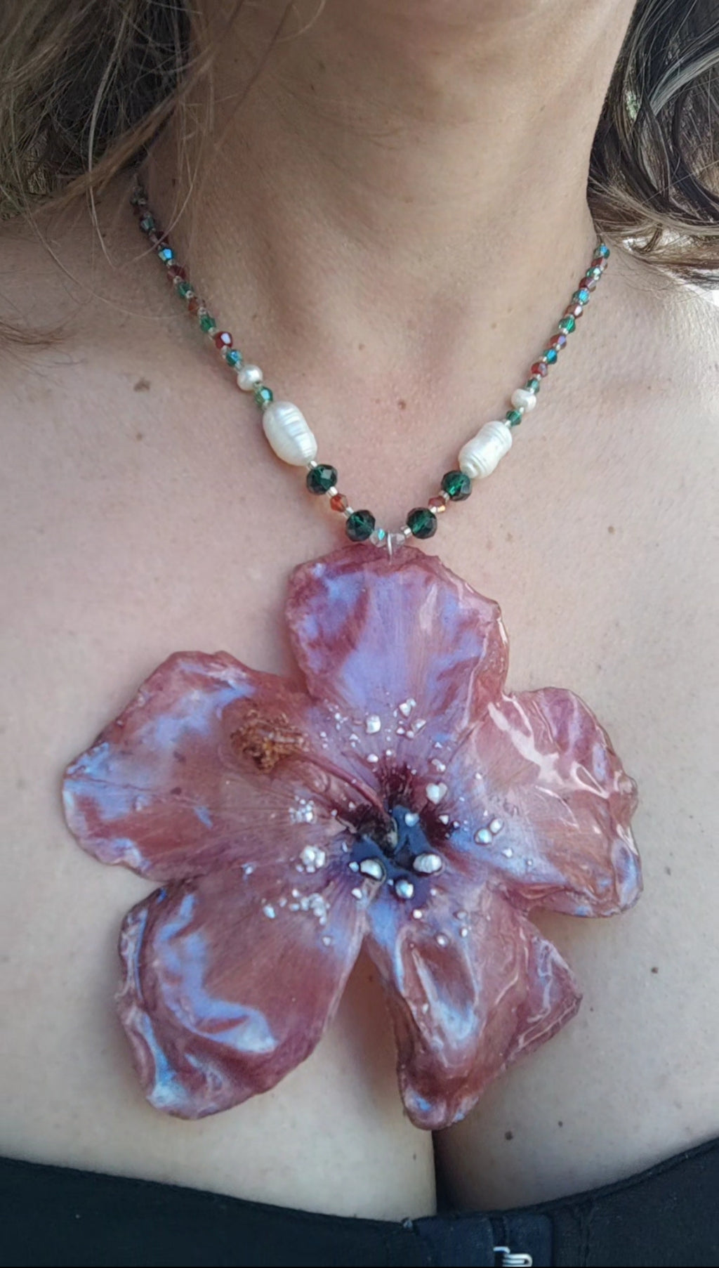 Collar Hibisco Rojo Hecho a Mano, Collar con Perlas Barrocas Naturales, Cristal Facetado y Nácar Iridiscente, Joyería Floral