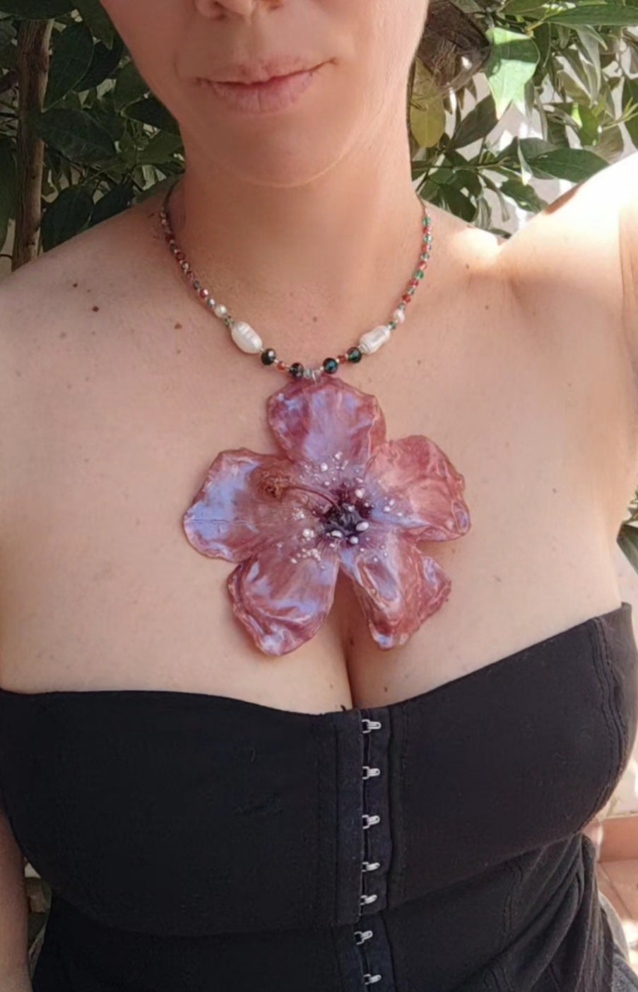 Collar Hibisco Rojo Hecho a Mano, Collar con Perlas Barrocas Naturales, Cristal Facetado y Nácar Iridiscente, Joyería Floral