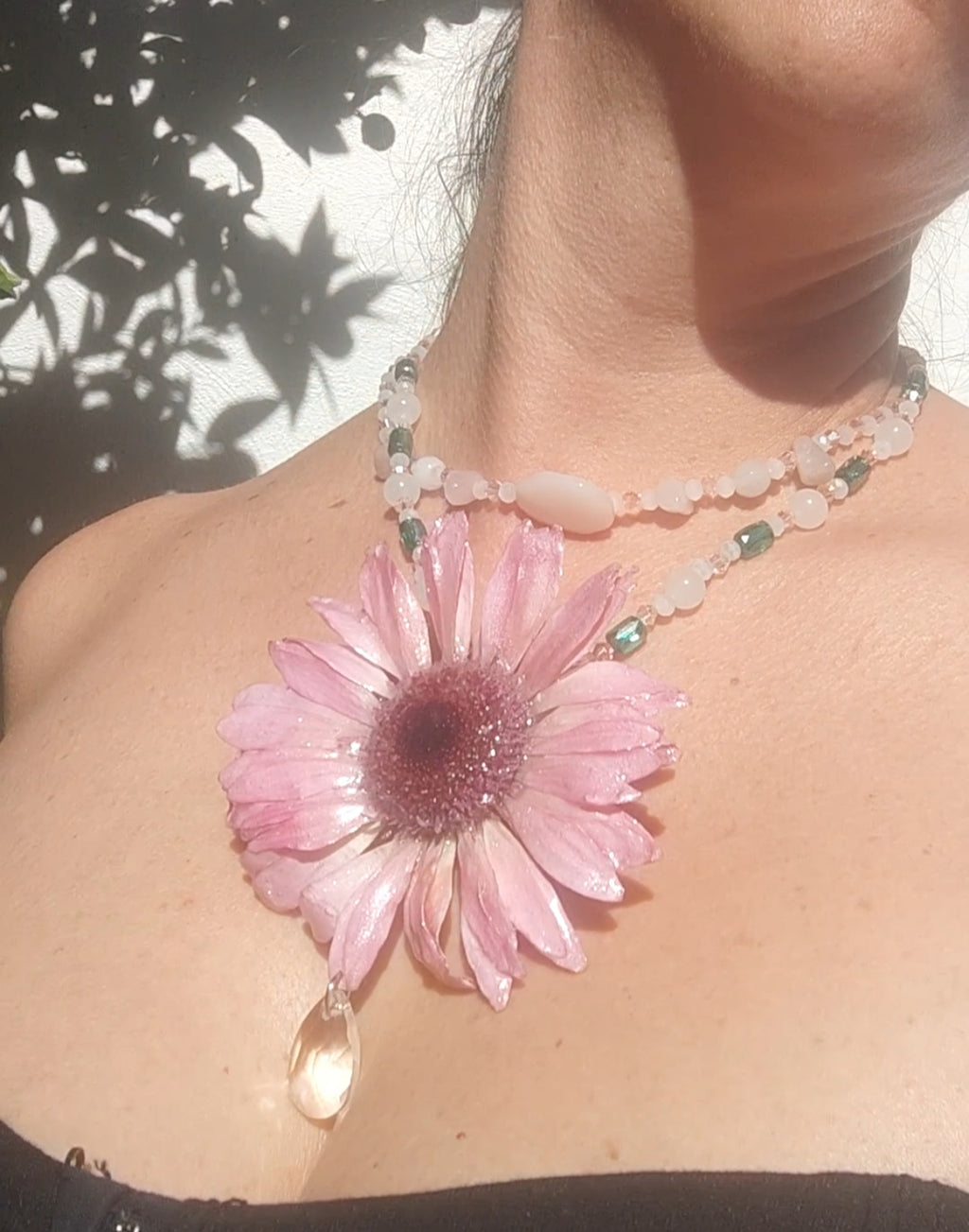 Collar Doble 2 en 1 con Flor Real de Gerbera Rosa Resinada, Cuarzo Rosa y Cristal Facetado. Collar Natural Desmontable con Alfiler. Joyería Hecha a Mano