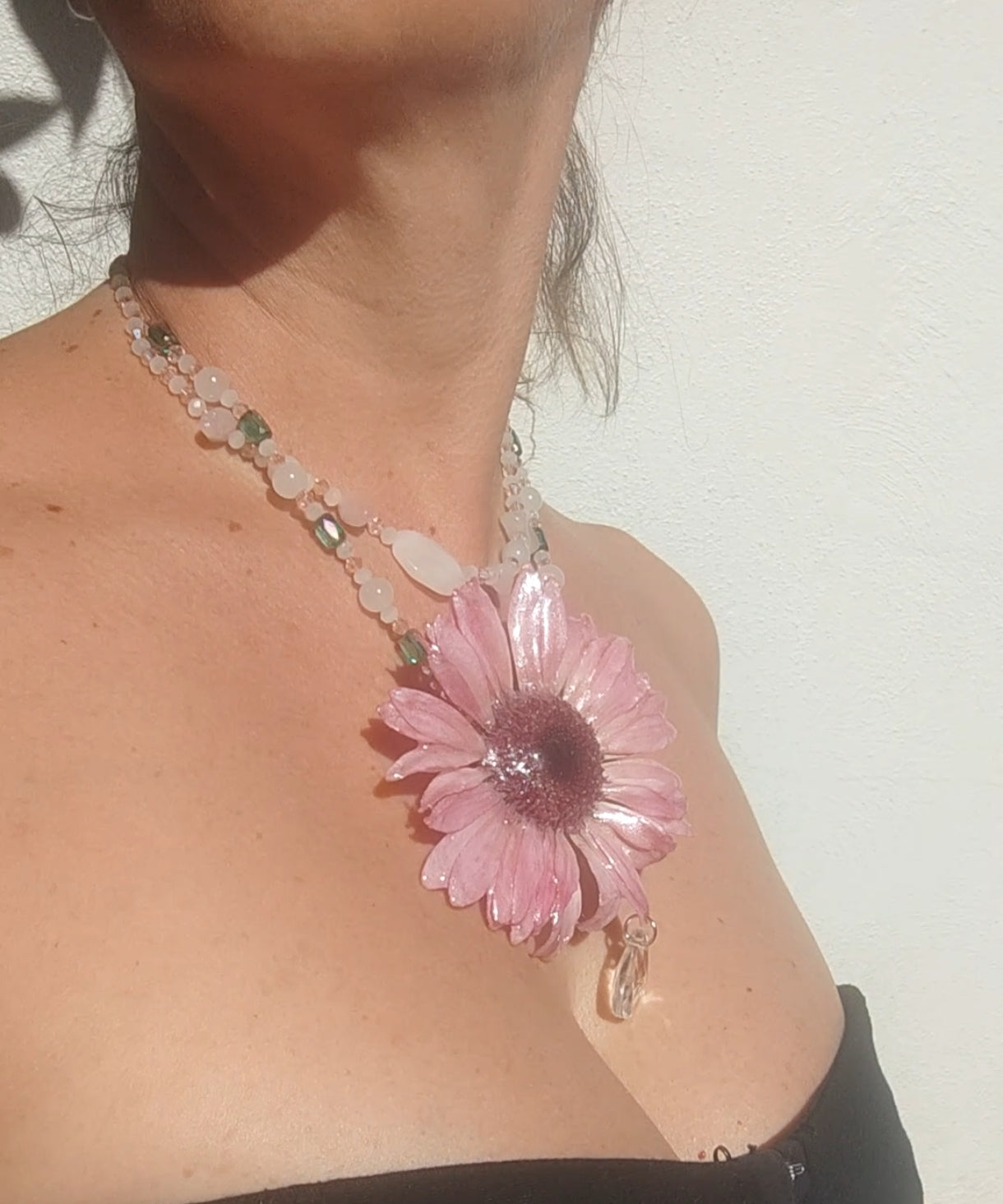 Collar Doble 2 en 1 con Flor Real de Gerbera Rosa Resinada, Cuarzo Rosa y Cristal Facetado. Collar Natural Desmontable con Alfiler. Joyería Hecha a Mano