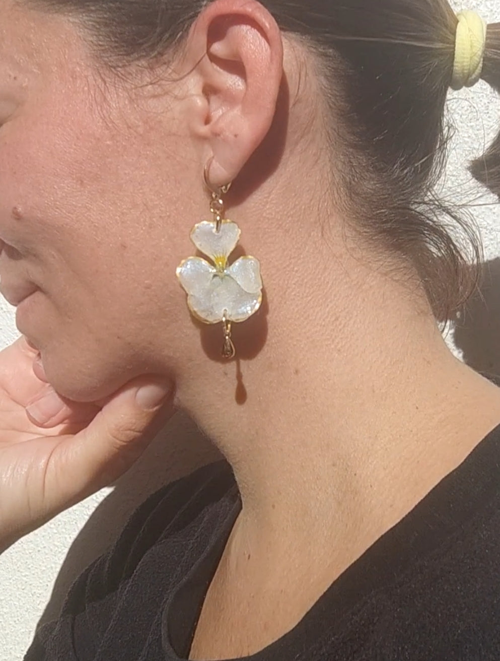 Pendientes de Pensamientos Naturales en Resina – Joyería Floral Hecha a Mano con Brillo Nácar Azul Iridiscente