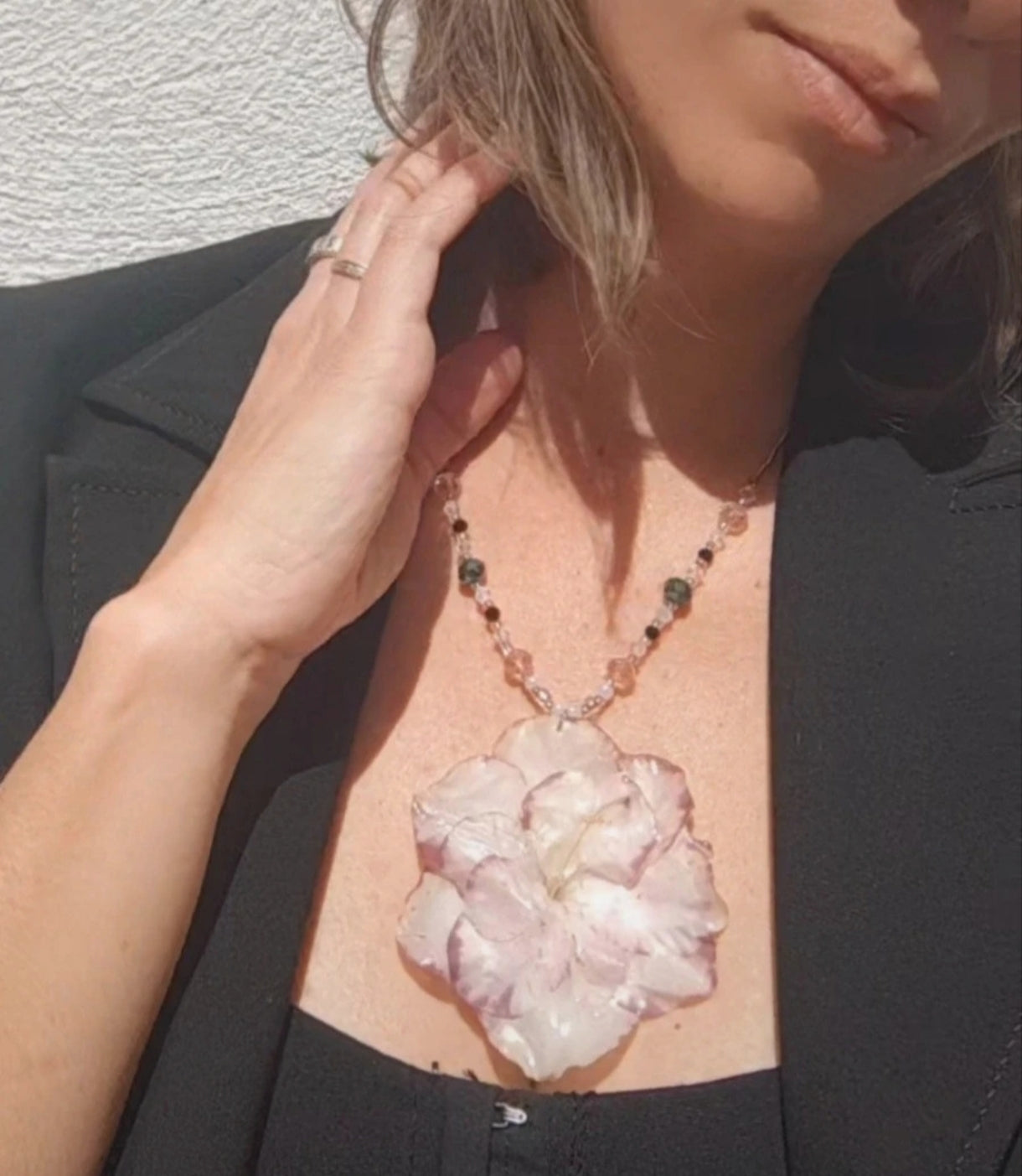 Collar de flor de azalea real resinada