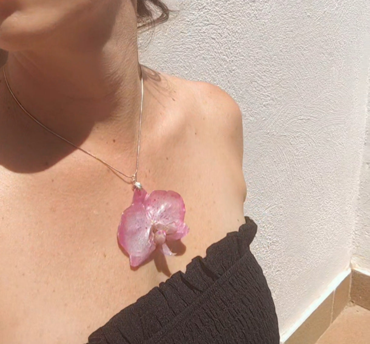 Collar con orquídea real resinada