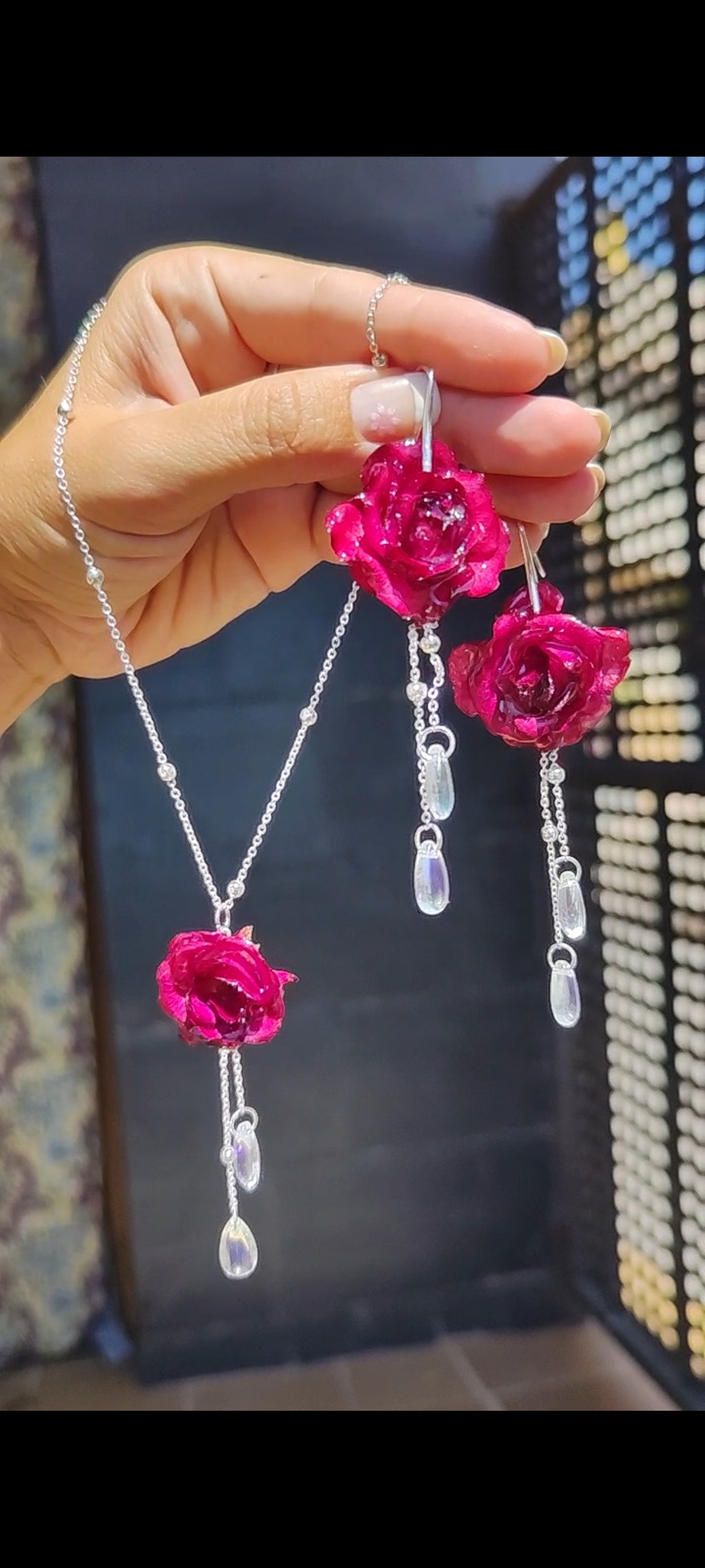 Conjunto de Collar y Pendientes con Rosas Reales Resinadas Burdeos. Joyería Floral Preservada con Lágrimas de Cristal. Regalo Romántico Artesanal