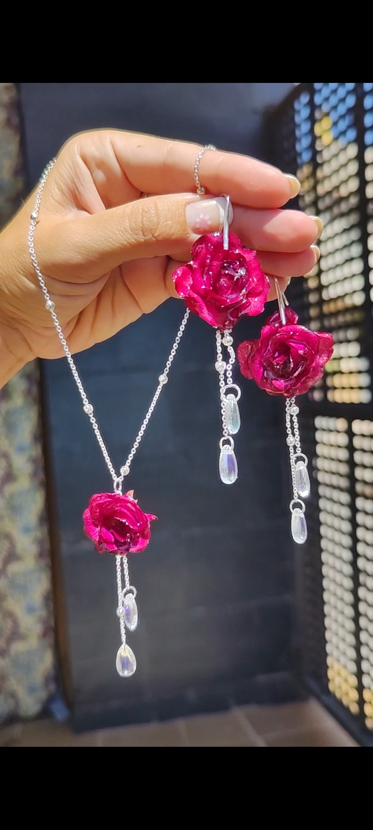 Conjunto de Collar y Pendientes con Rosas Reales Resinadas Burdeos. Joyería Floral Preservada con Lágrimas de Cristal. Regalo Romántico Artesanal