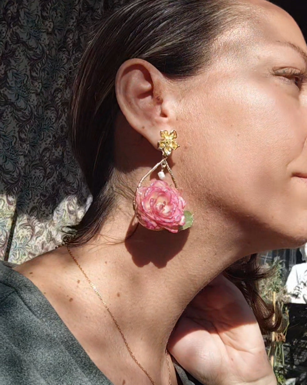 Pendientes con Rosas Reales Preservadas en Resina y Perla Colgante | Pendientes Botánicos Hechos a Mano | Joyería Floral Natural | Regalo Romántico