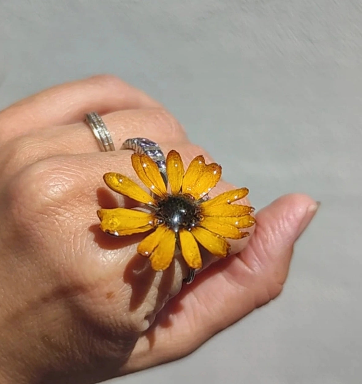 Anillo de margarita real resinada