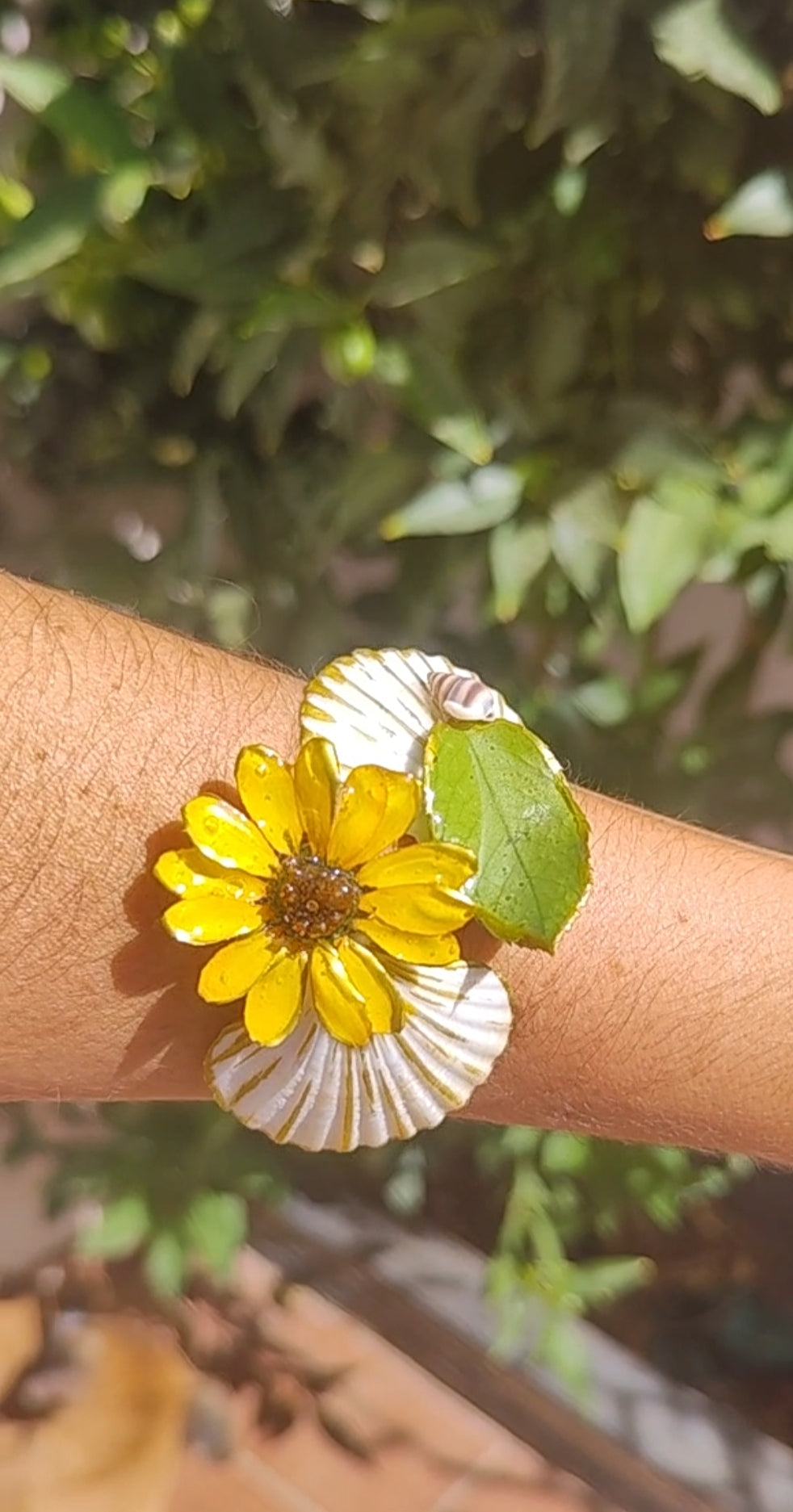 Pulsera artesanal con margarita amarilla real y conchas marinas naturales. Pulsera resinada hecha a mano | Joyería natural inspirada en el mar y las flores