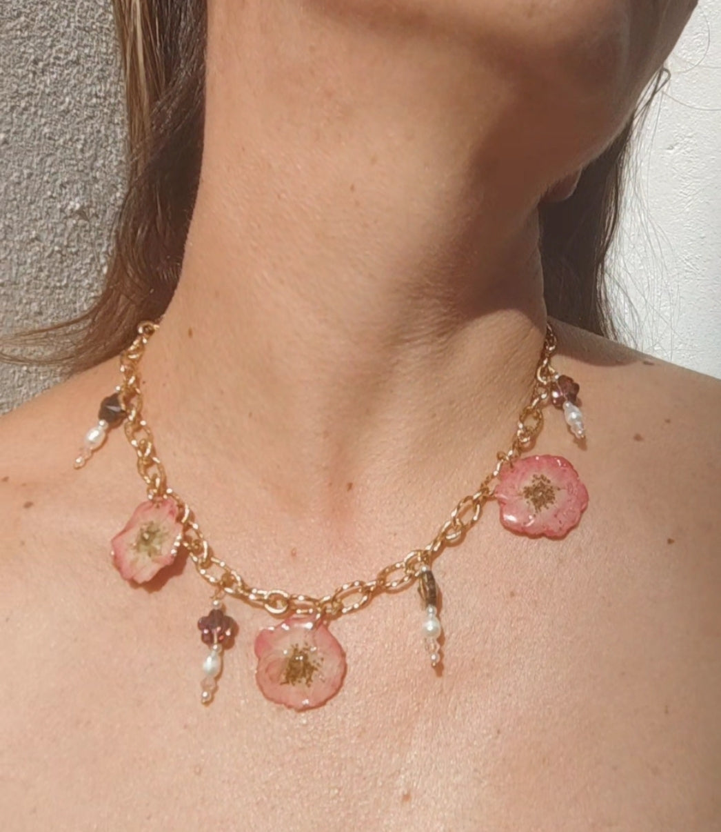 Collar de rosas reales, cristal facetado y perlas naturales
