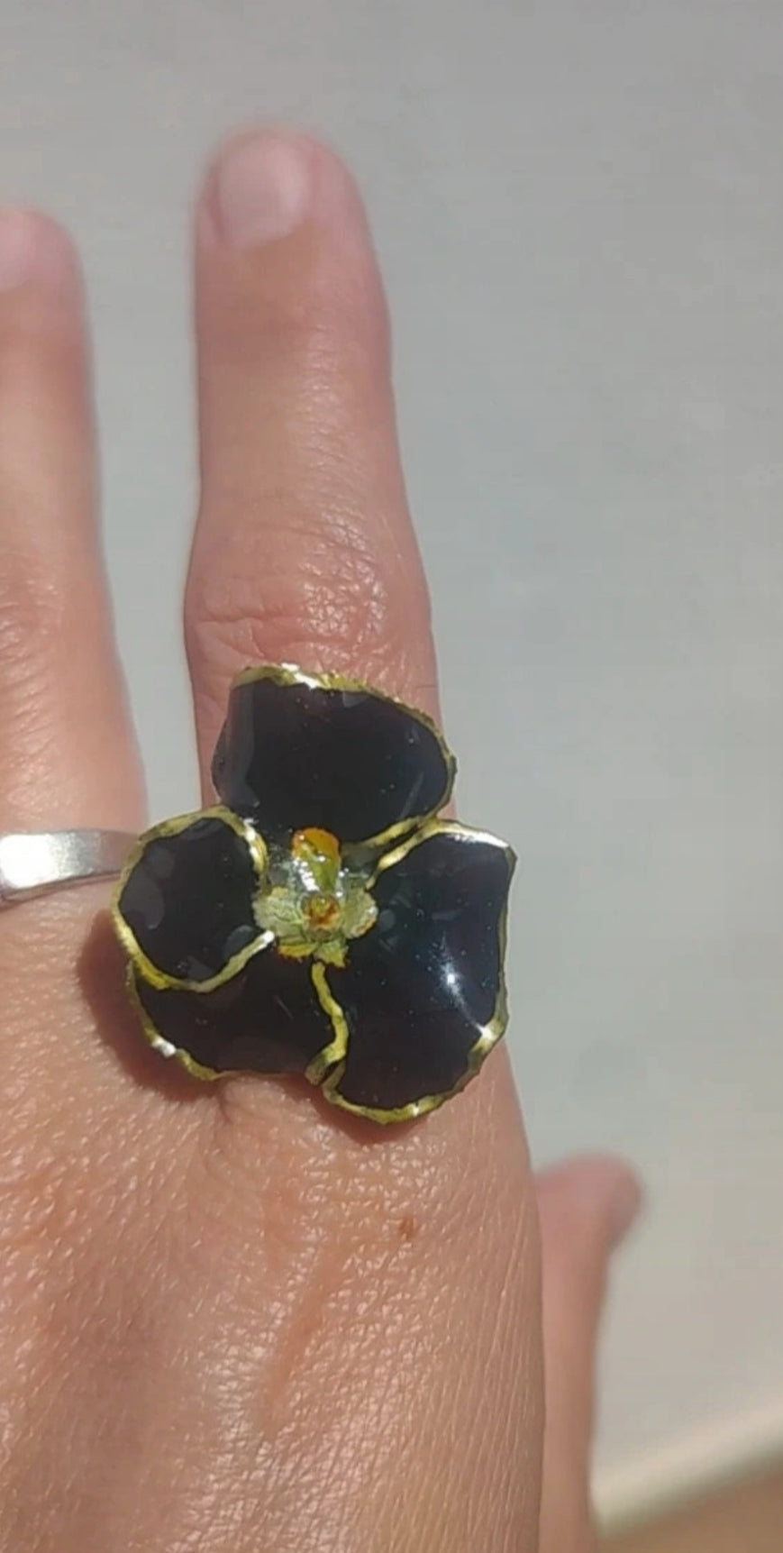Anillo de mini pensamiento en resina
