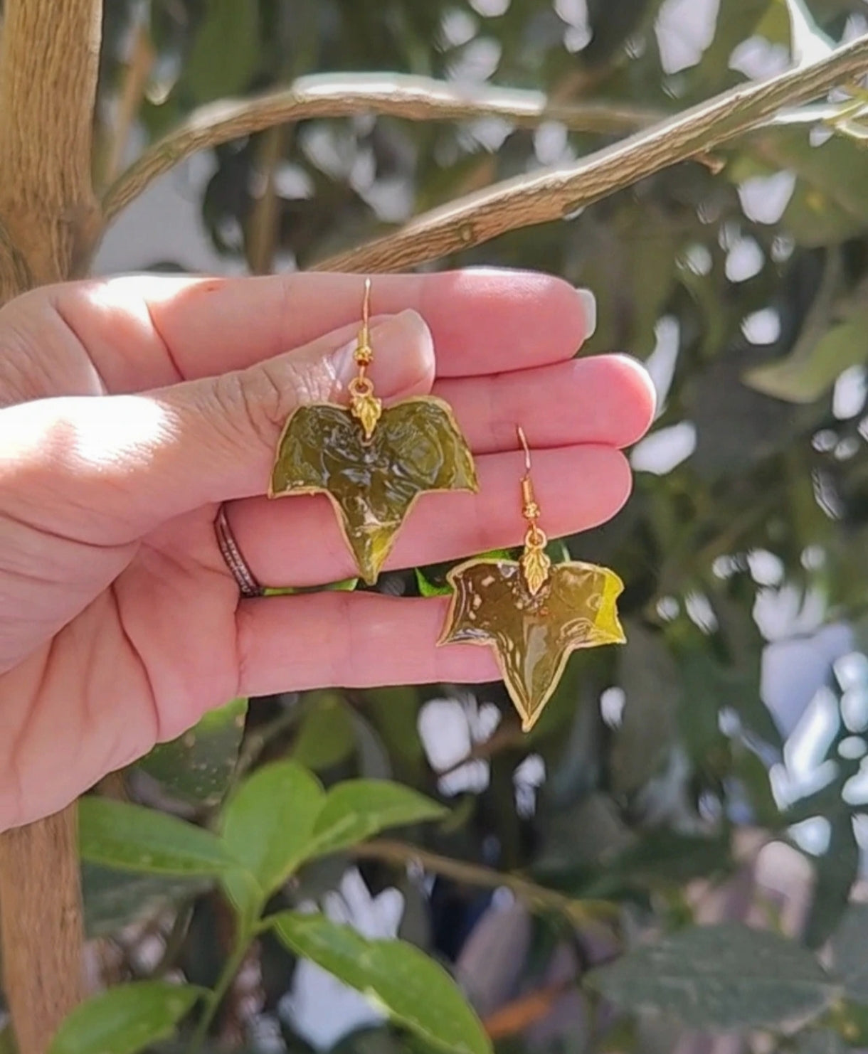 Pendientes hechos a mano con hojas de hiedra natural,   joyería artesanal botanica