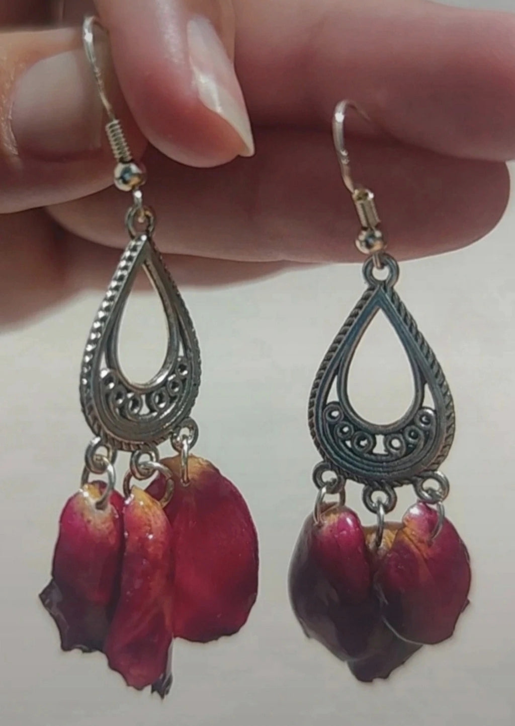 Pendientes de pétalos de rosa real resinada