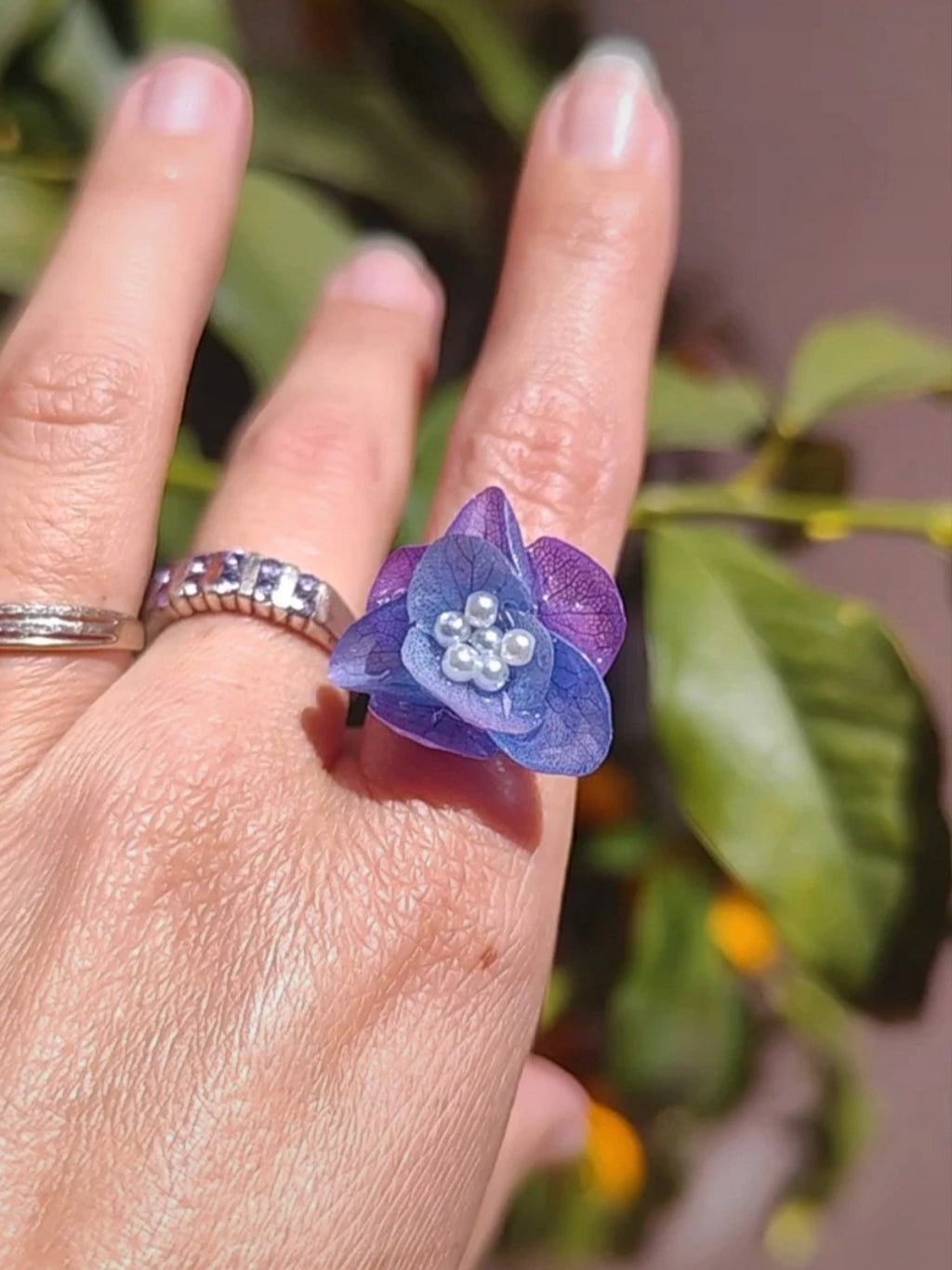 Anillo de hortensia bicolor real resinada