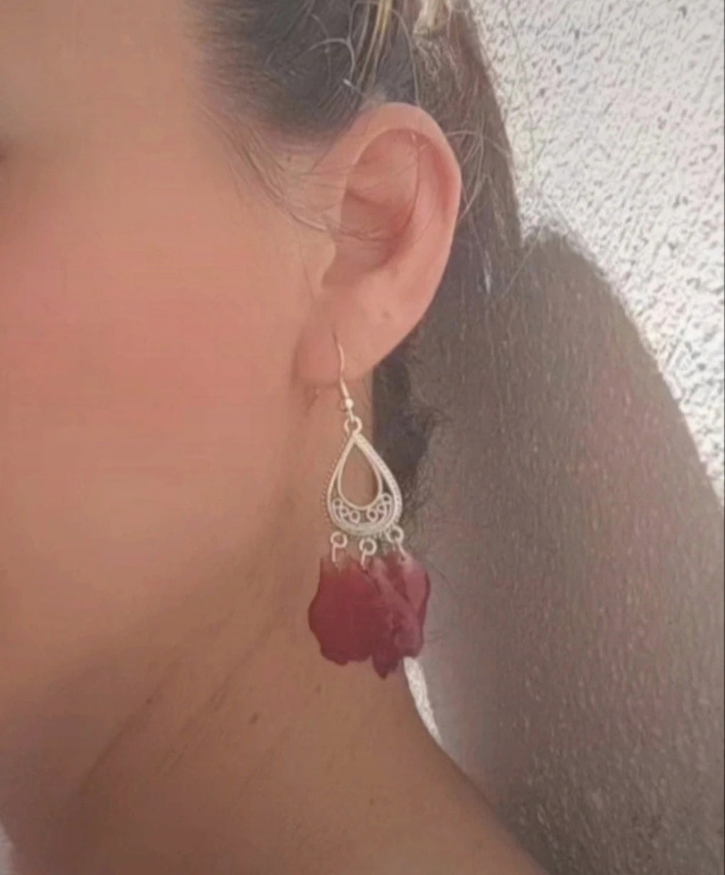 Pendientes de pétalos de rosa real resinada