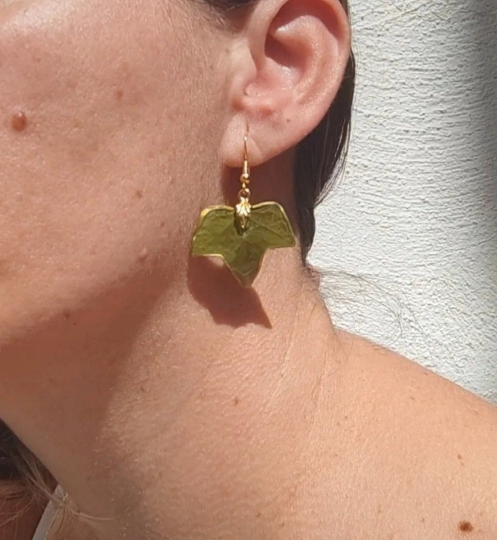 Pendientes hechos a mano con hojas de hiedra natural,   joyería artesanal botanica