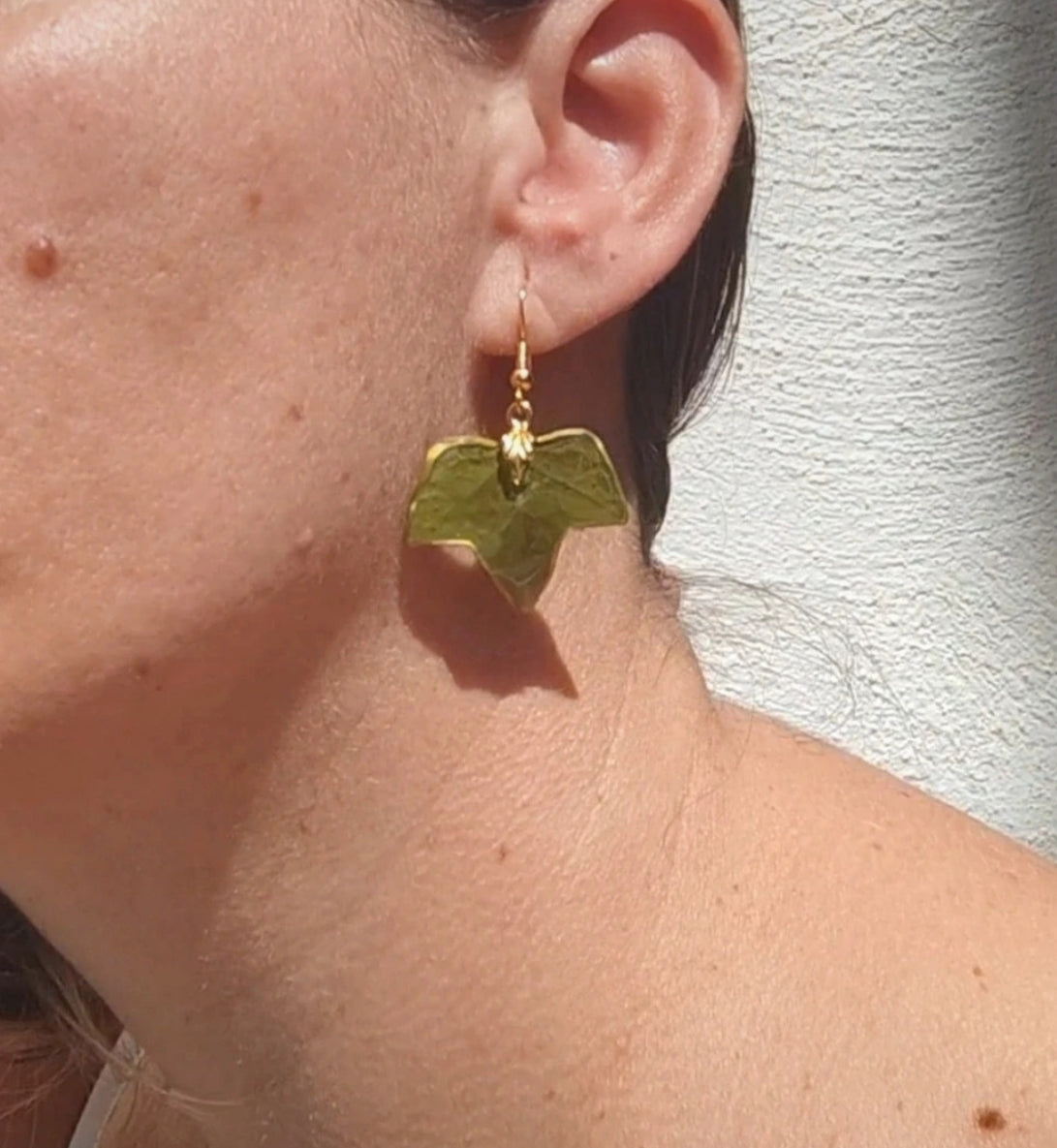 Pendientes hechos a mano con hojas de hiedra natural,   joyería artesanal botanica