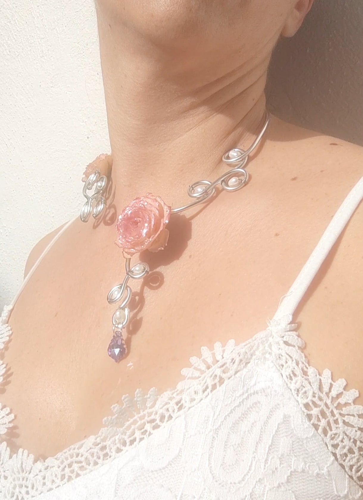 Collar de Alambrismo Hecho a Mano con Perlas Naturales de Río y Rosa Real Resinada – Joyería Artesanal Única