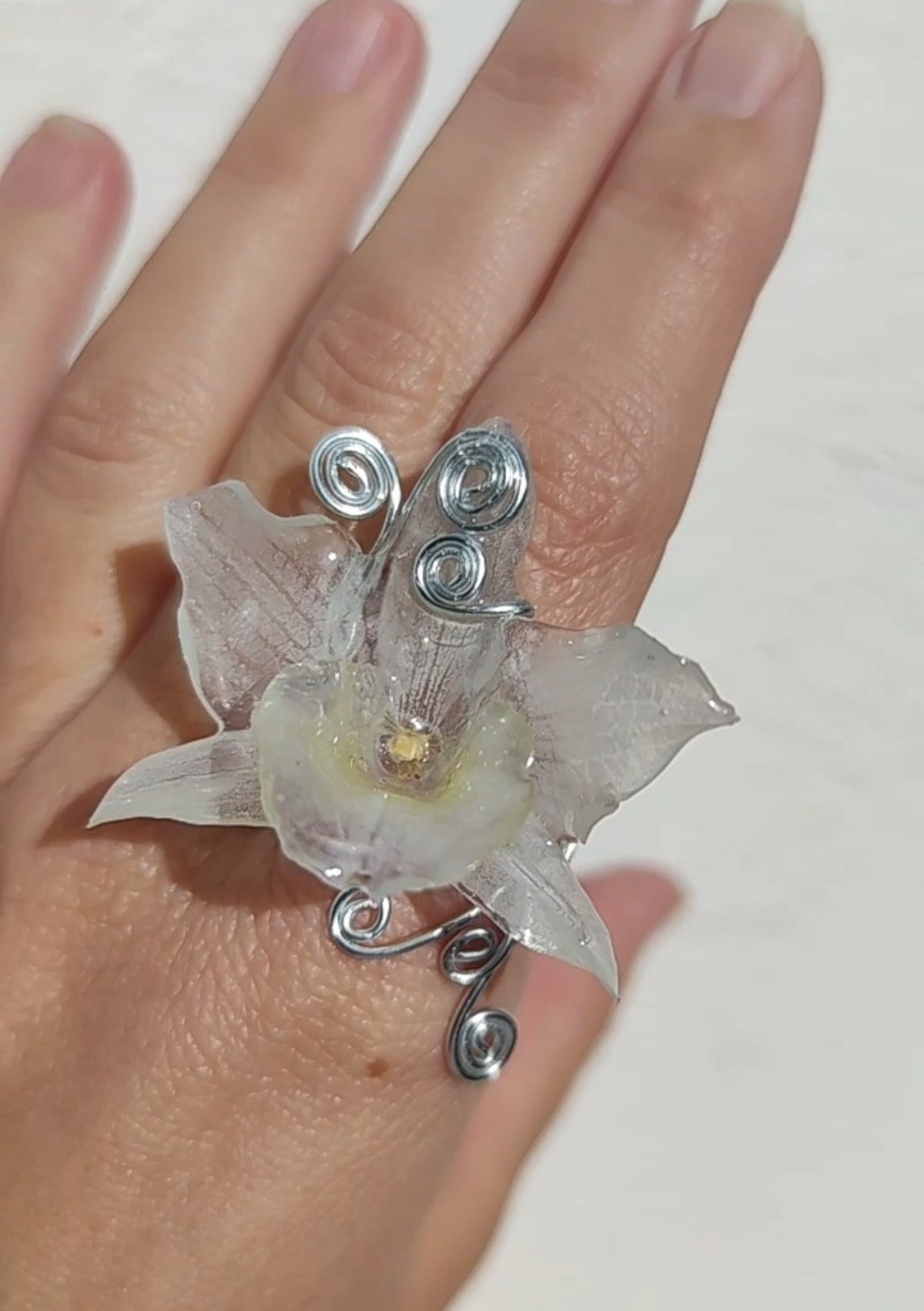 Anillo hecho a mano con alambre y orquídea blanca dendrobium