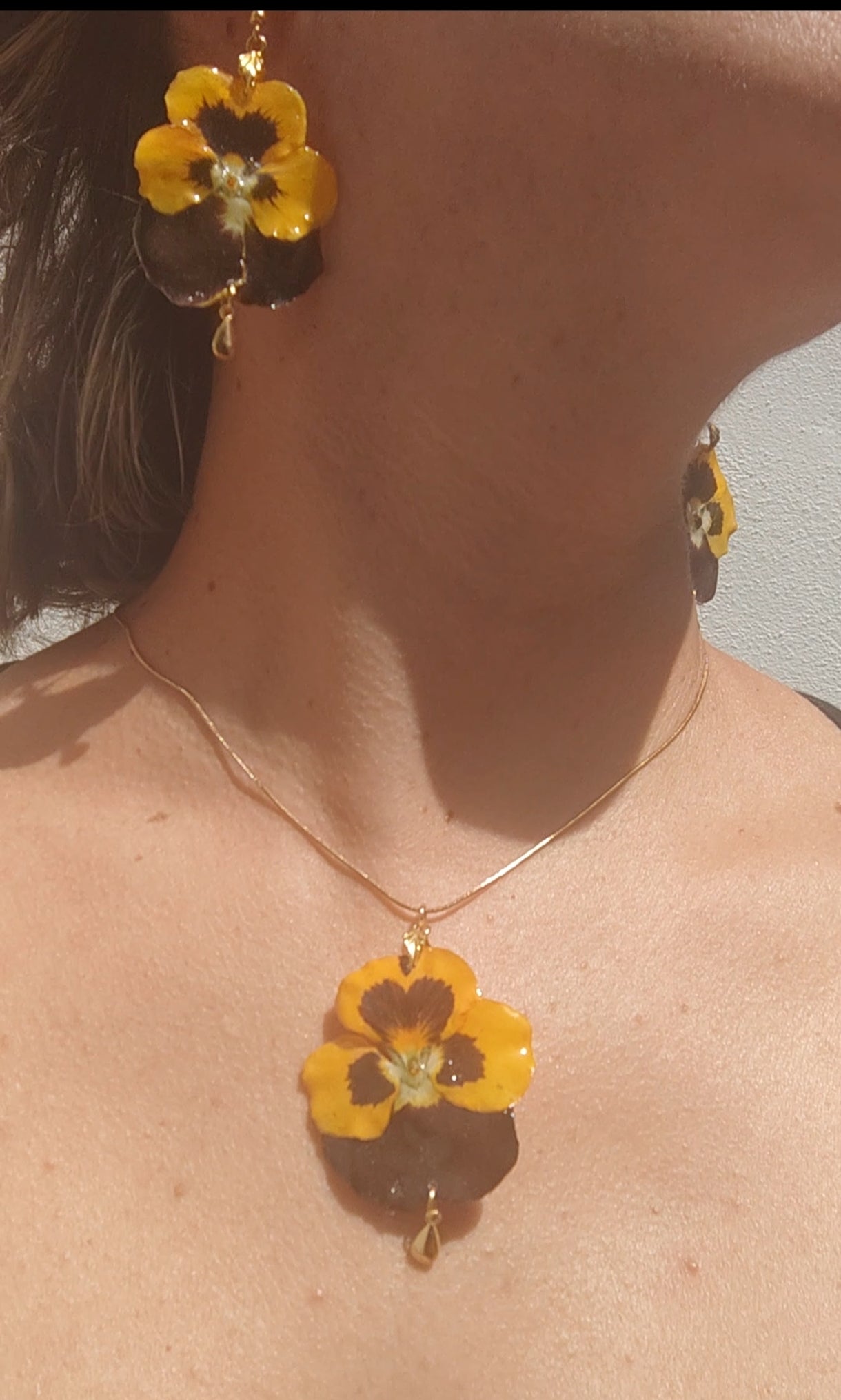 Conjunto de Pendientes y Colgante de Pensamientos Reales en Resina. Joyería Botánica Hecha a Mano. Flores en resina para regalo