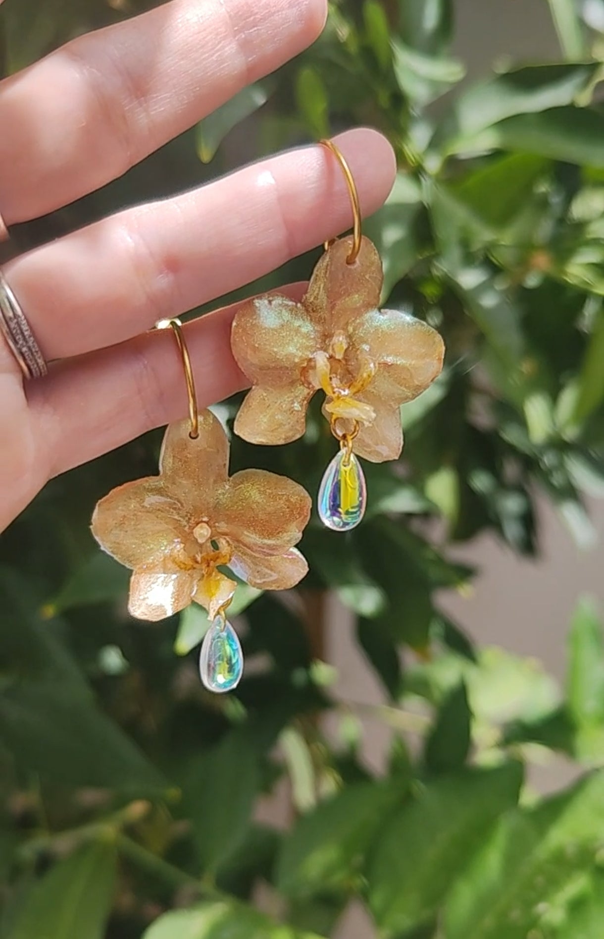 Pendientes de orquídeas amarillas auténticas hechos a mano • Aros con diseño botánico natural, detalle con cristal colgante