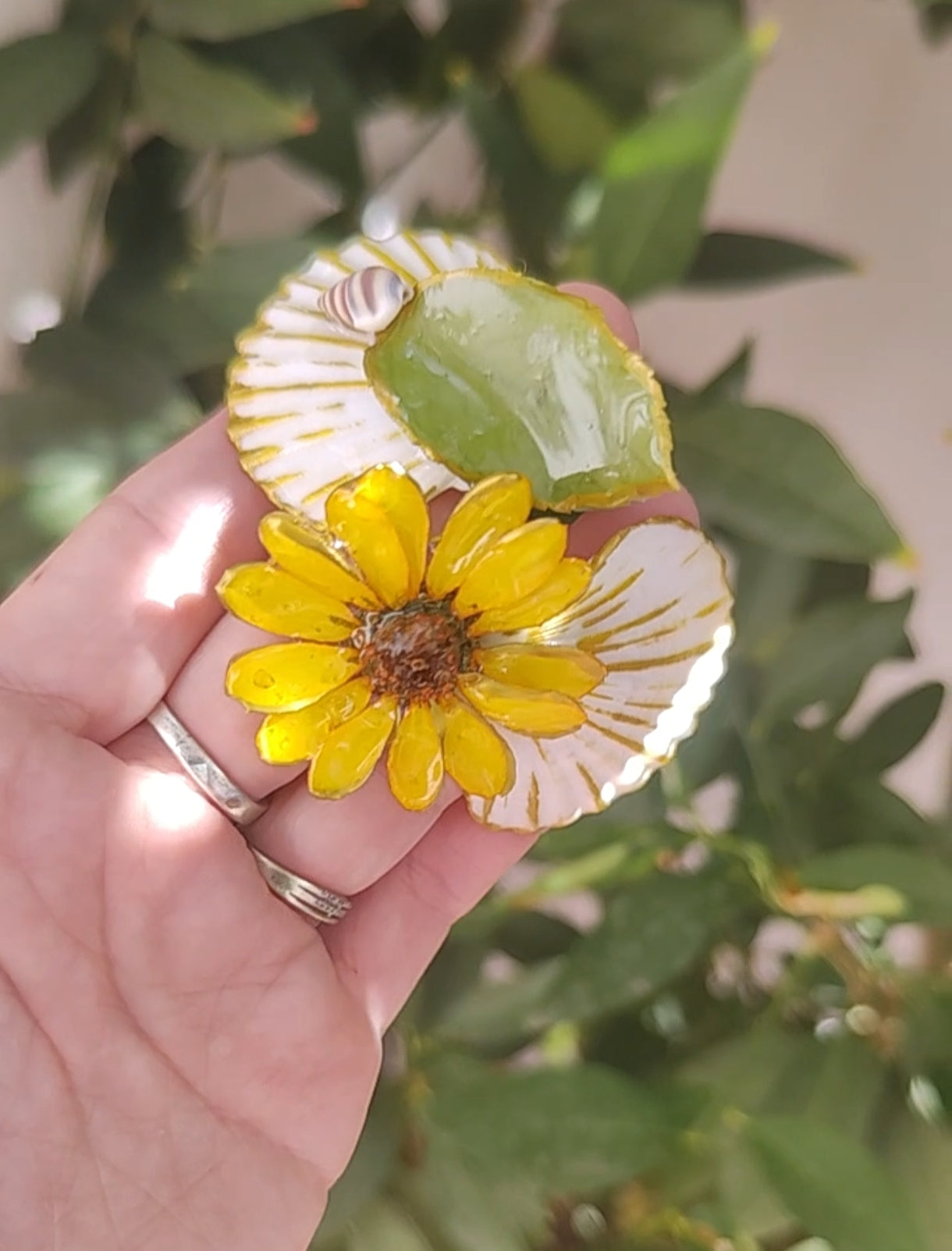 Pulsera artesanal con margarita amarilla real y conchas marinas naturales. Pulsera resinada hecha a mano | Joyería natural inspirada en el mar y las flores