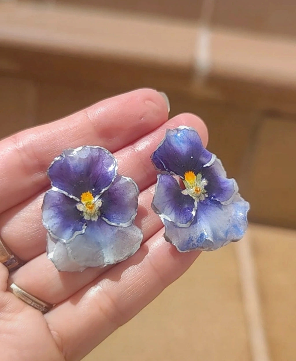 Pendientes de pensamientos en resina