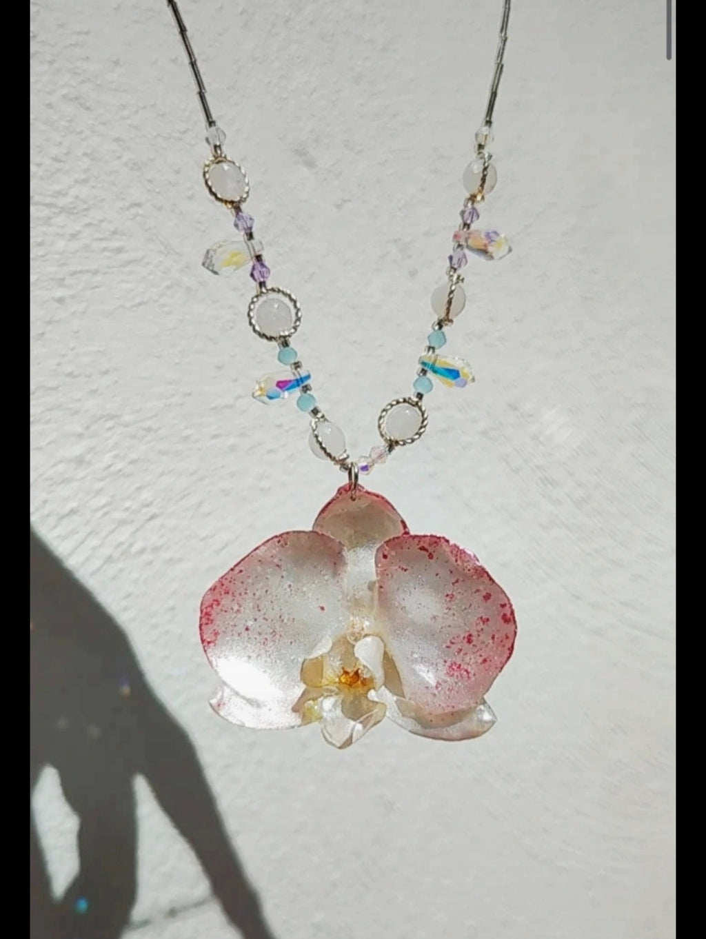 Collar de orquídea real resinada