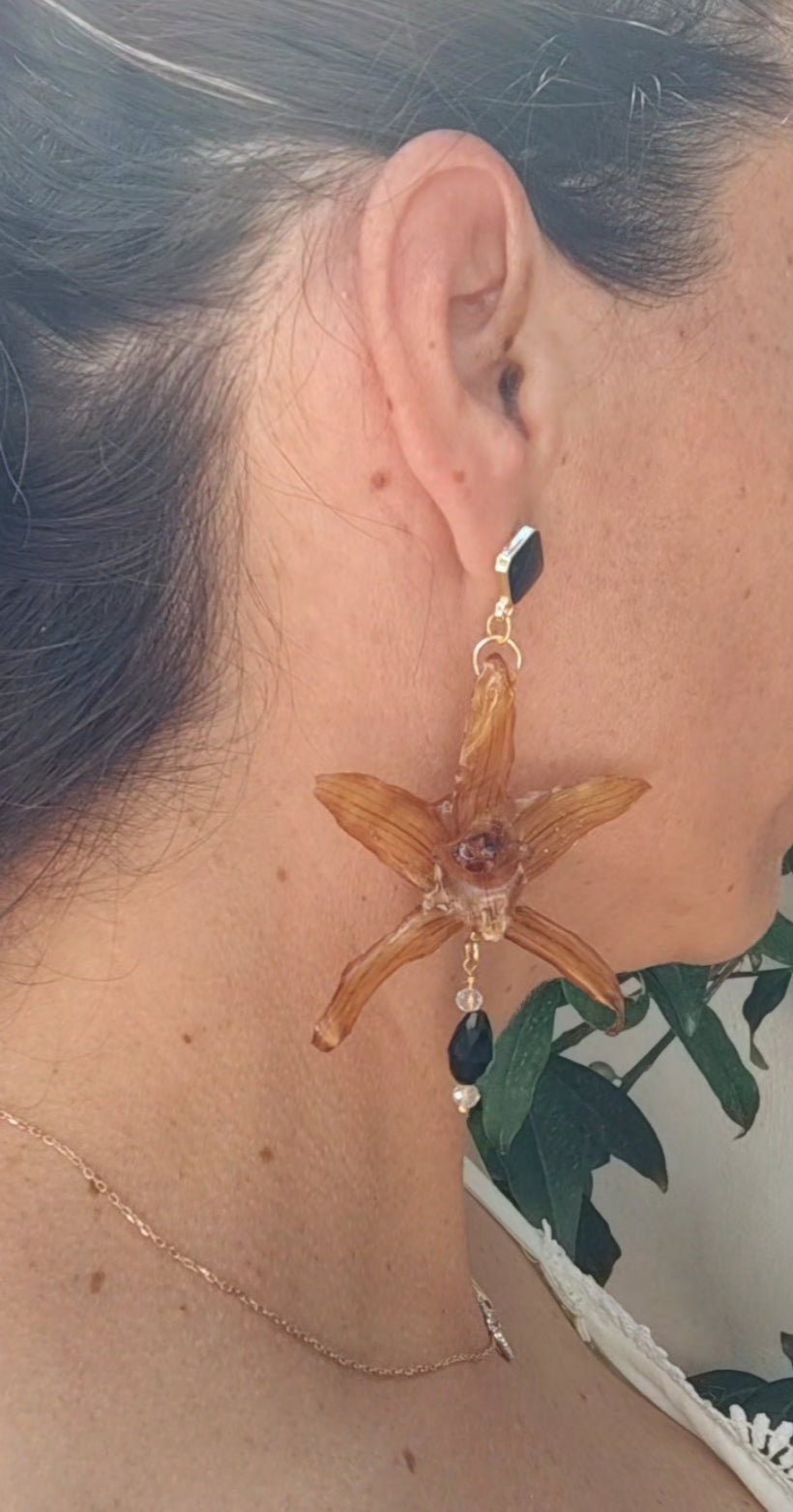 Pendientes de Orquídea Cymbidium Real Resinada Amarillo Dorado | Flores Naturales Preservadas | Acero Inoxidable y Cristal Negro Facetado | Joyería Botánica Elegante