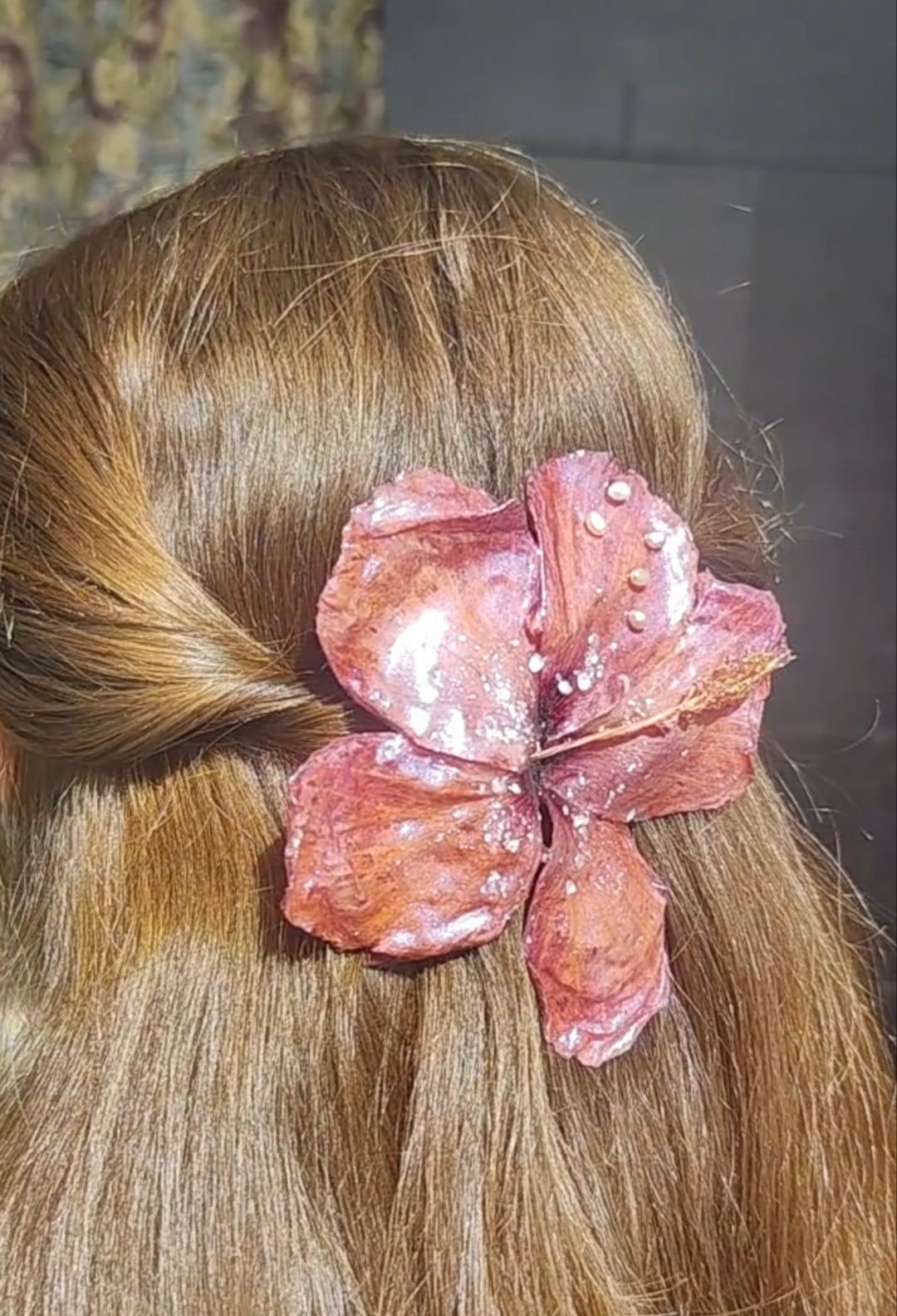 Pasador de Pelo con Flor Real, Hibisco Rojo y Perlas Naturales, Clip Artesanal de Resina, Accesorio Floral para el Cabello, Regalo Mujer