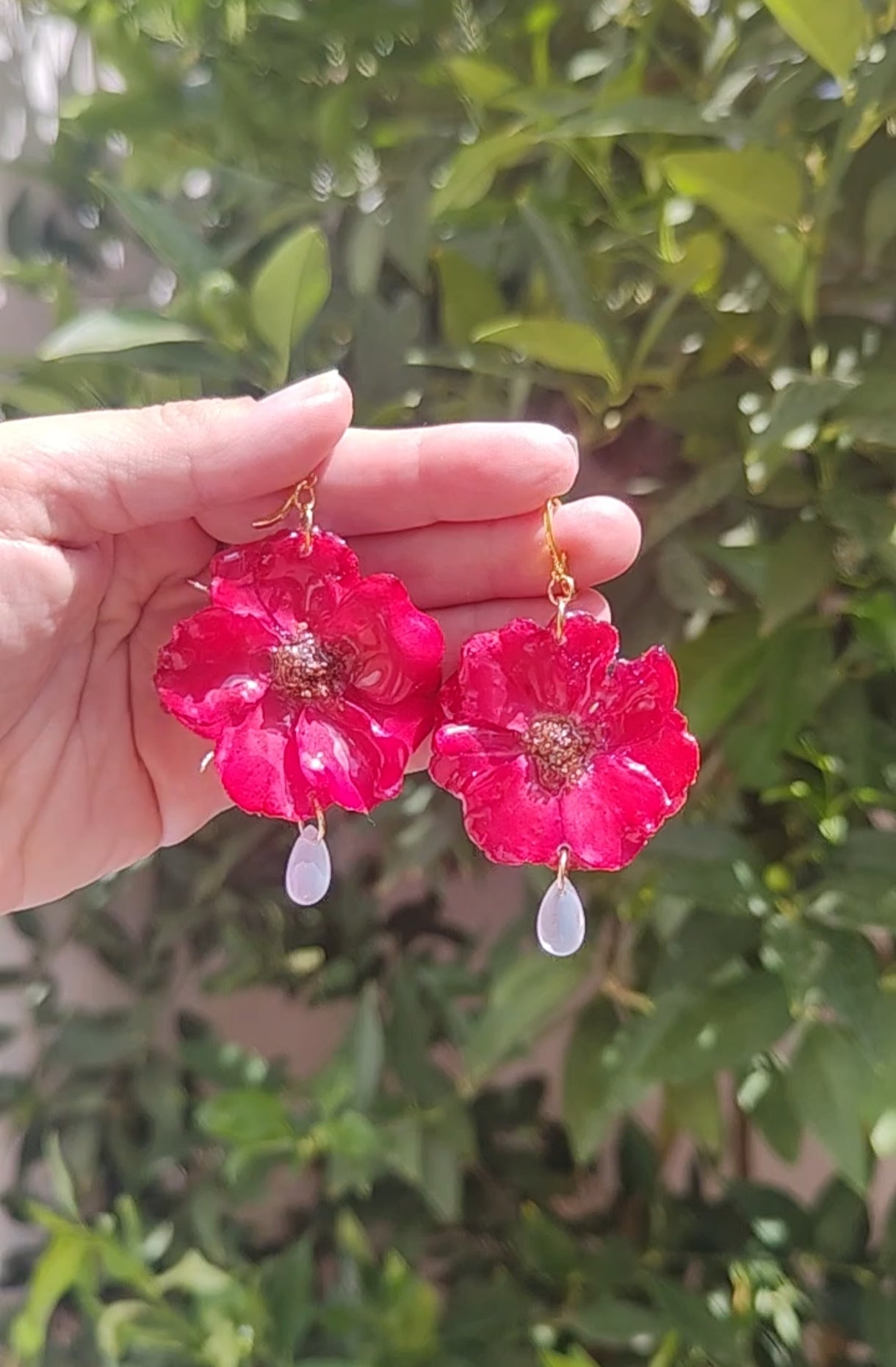 Pendientes artesanales rosas rojas resinadas con lágrimas de cristal y enganches de acero inoxidable