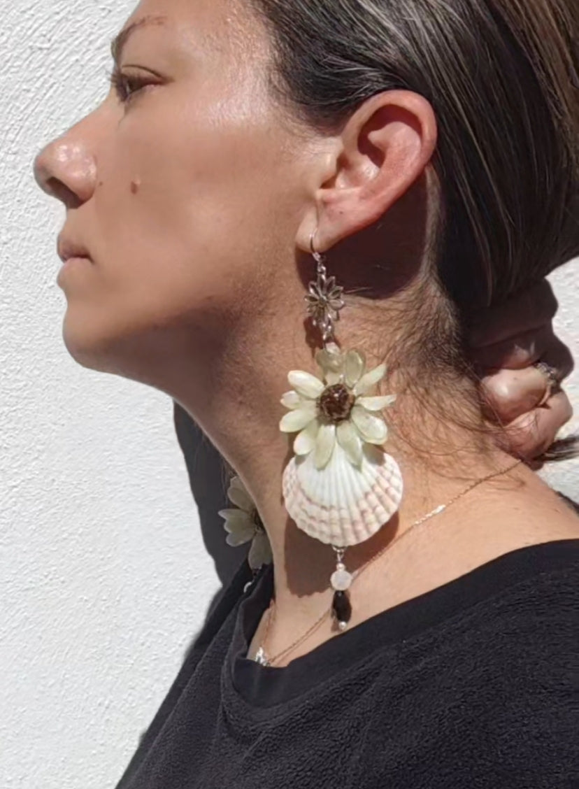 Pendientes de Margarita Real en Resina con Conchas Marinas Naturales – Pendientes Hechos a Mano, Joyería Botánica, Regalo Boho Natural