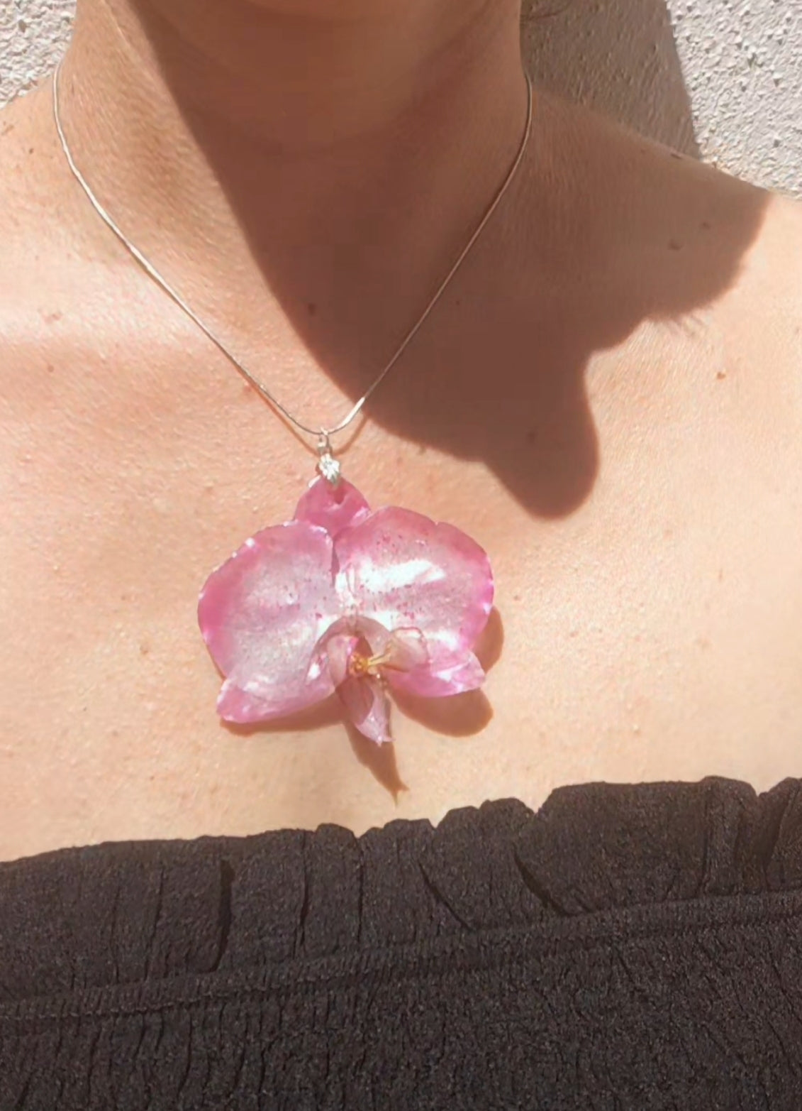 Collar con orquídea real resinada