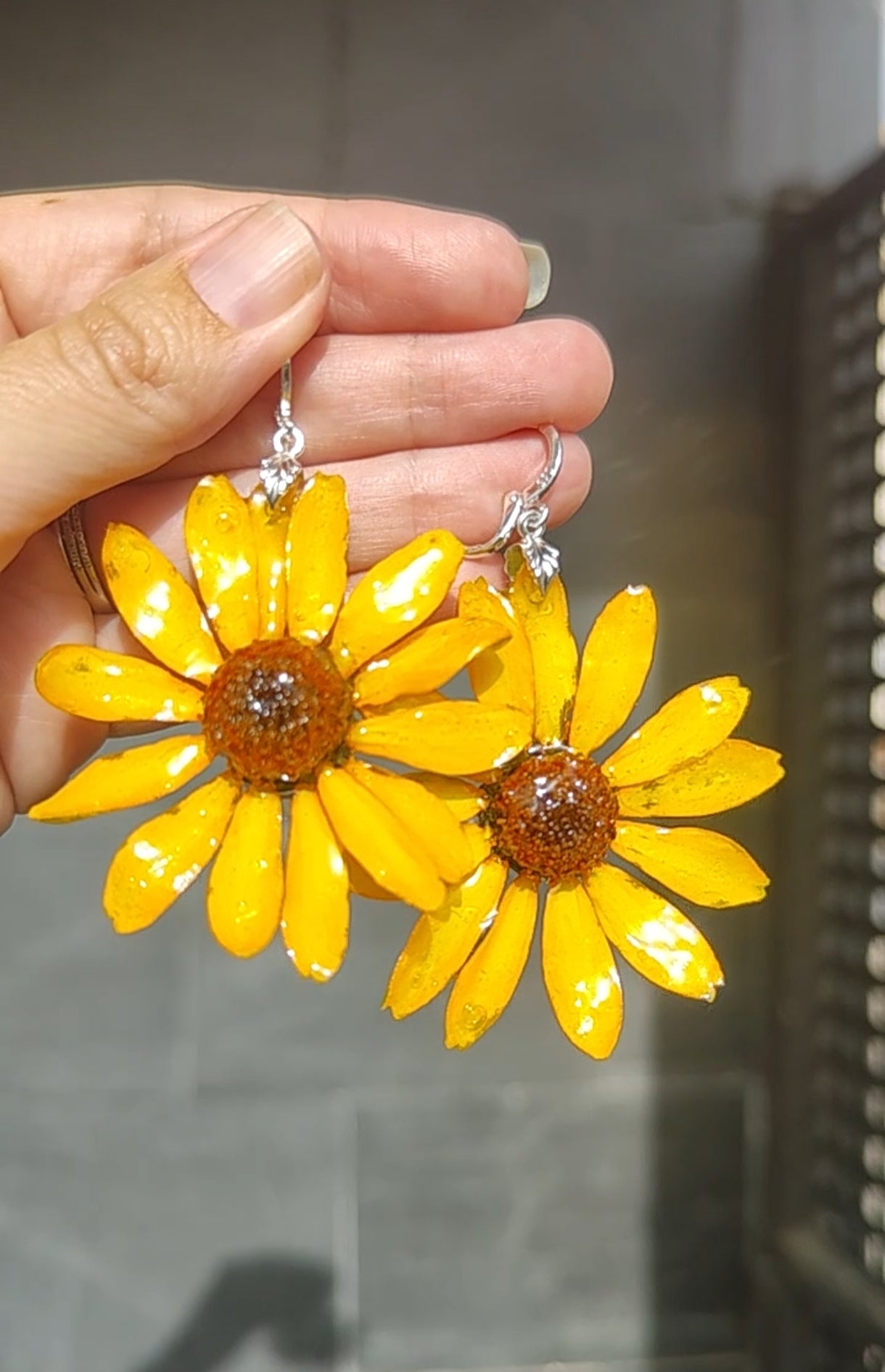 Margaritas amarillas auténticas resinadas con enganche de acero inoxidable – Joyería natural