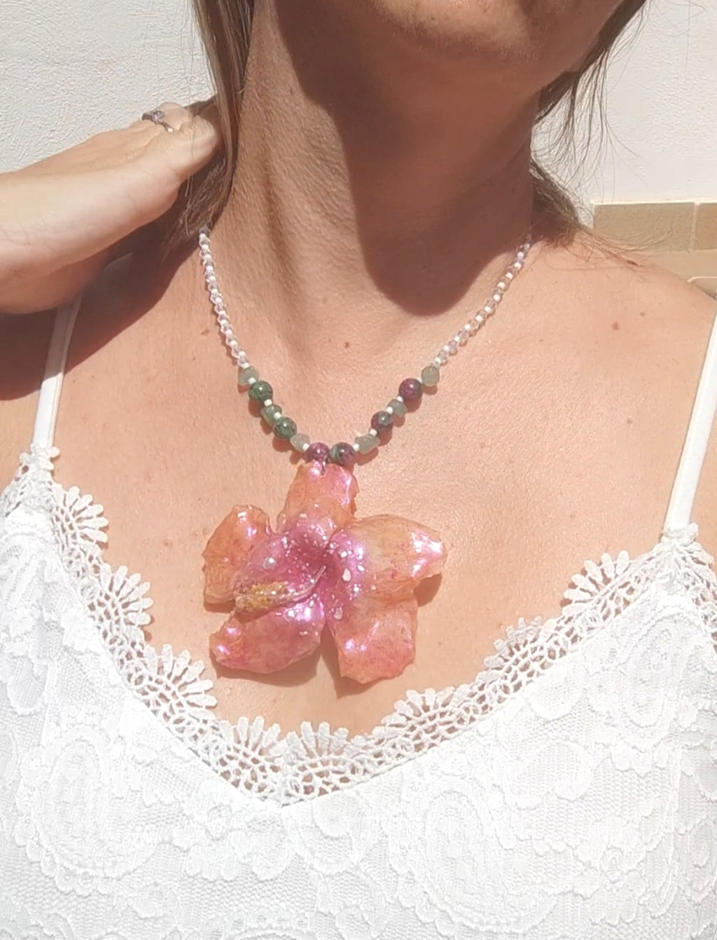 Collar de hibisco naranja rosado real resinado, con cristal facetado y piedra mineral natural en  – joya botánica artesana